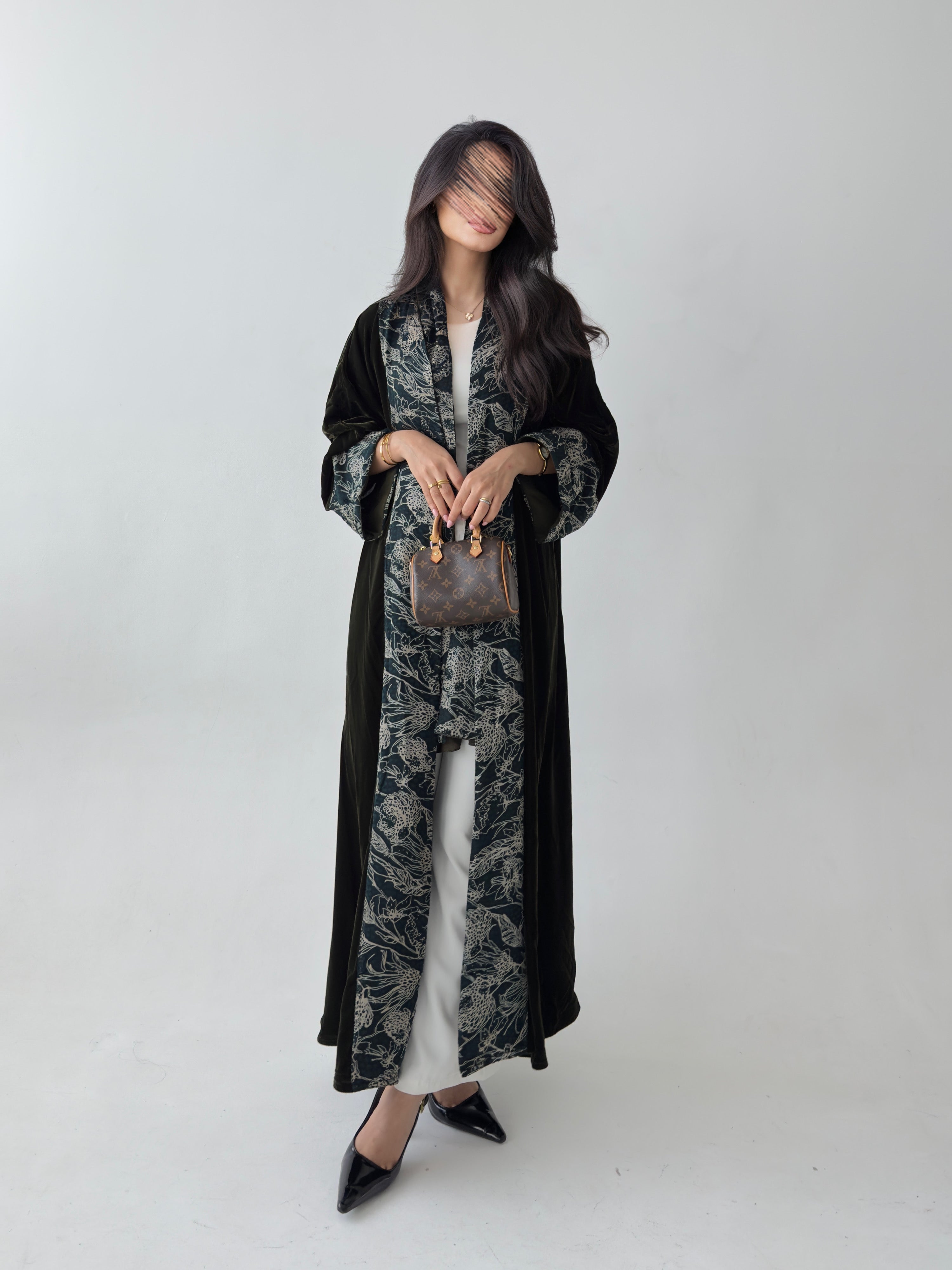 MWT809 - عباية مخمل مع تدخيلة مشجر