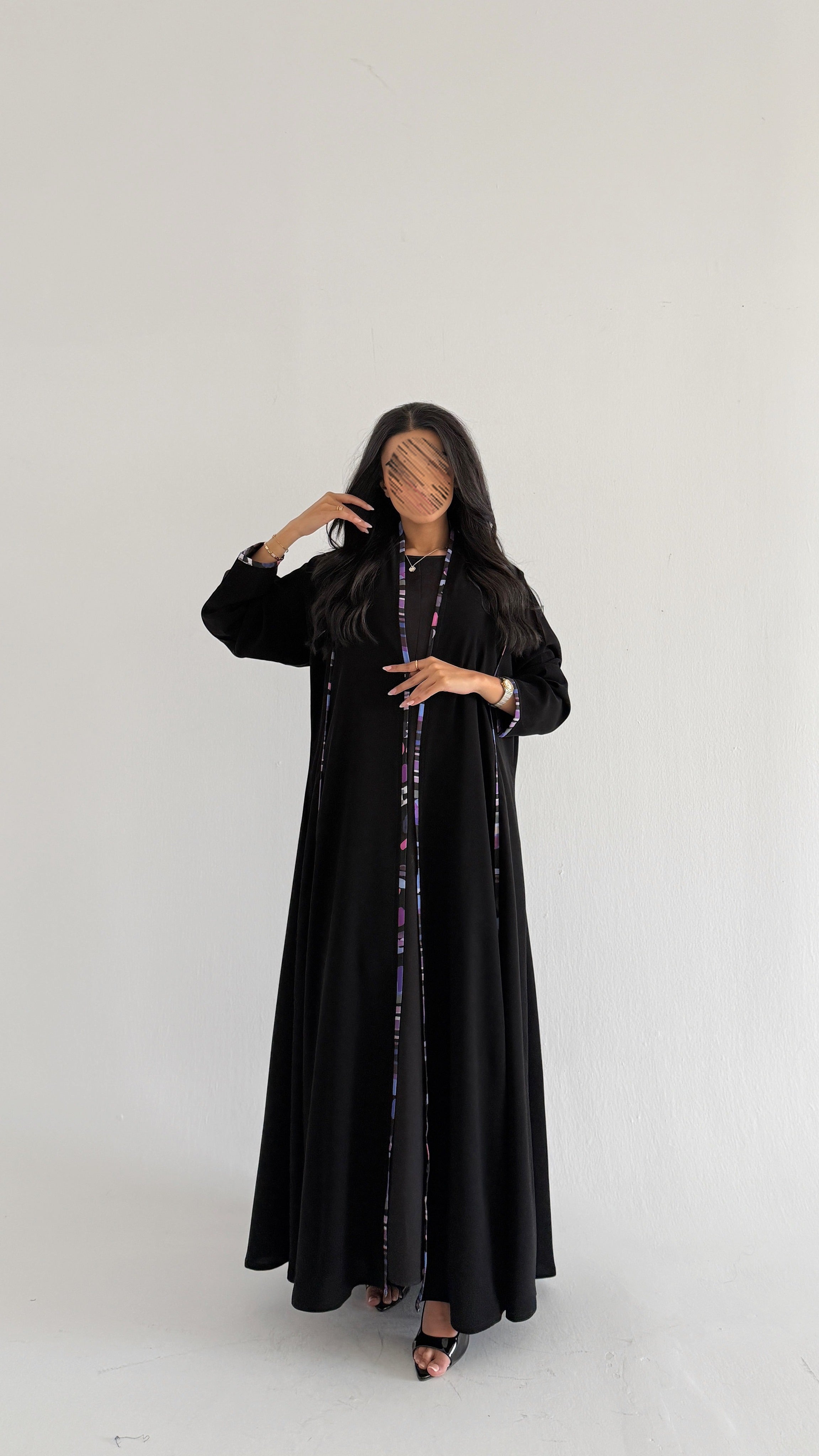 MWT2118 - عباية كريب اسود بتدخيلة أكمام بيج