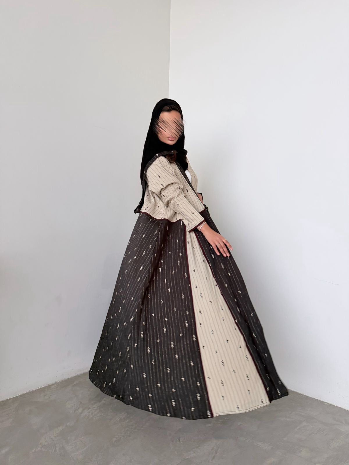 MW2093 - عباية كريب  أنيقة بقصّة نص كلوش عصرية. - Aya