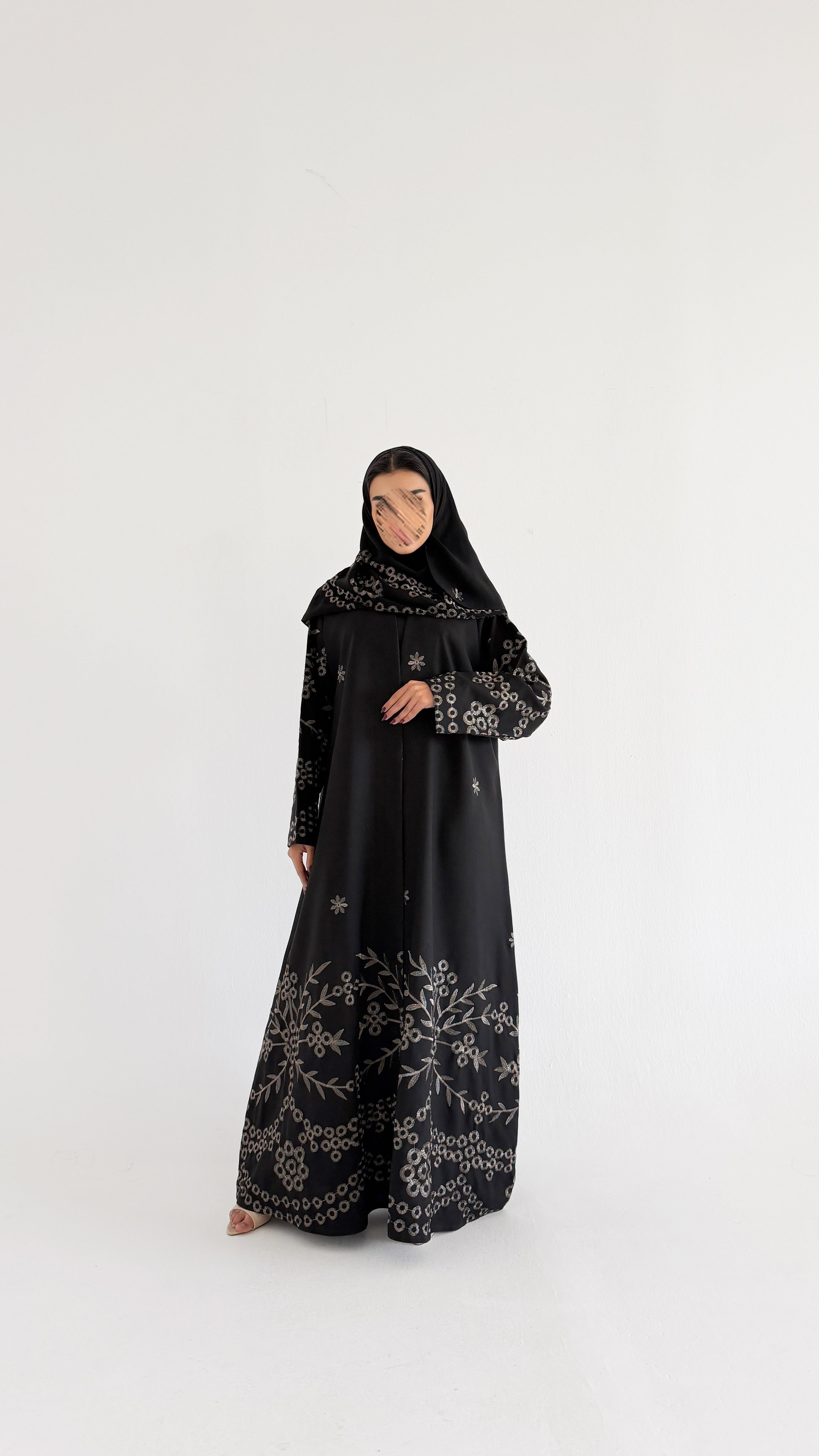 MWT1091 - عباية اسود بتطريز وردات - Aya