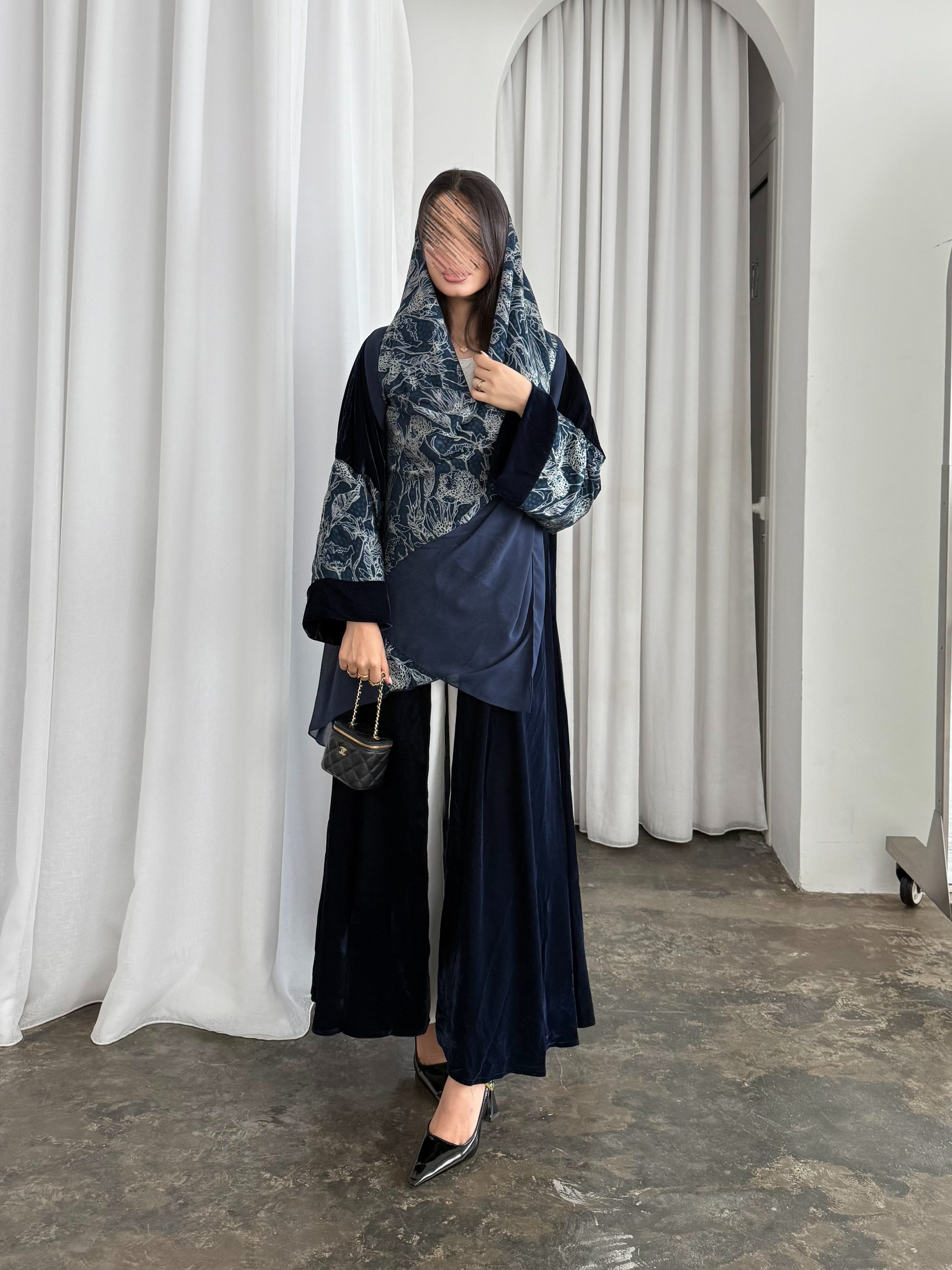 MWT810 - عباية مخمل مع تدخيلة مشجر