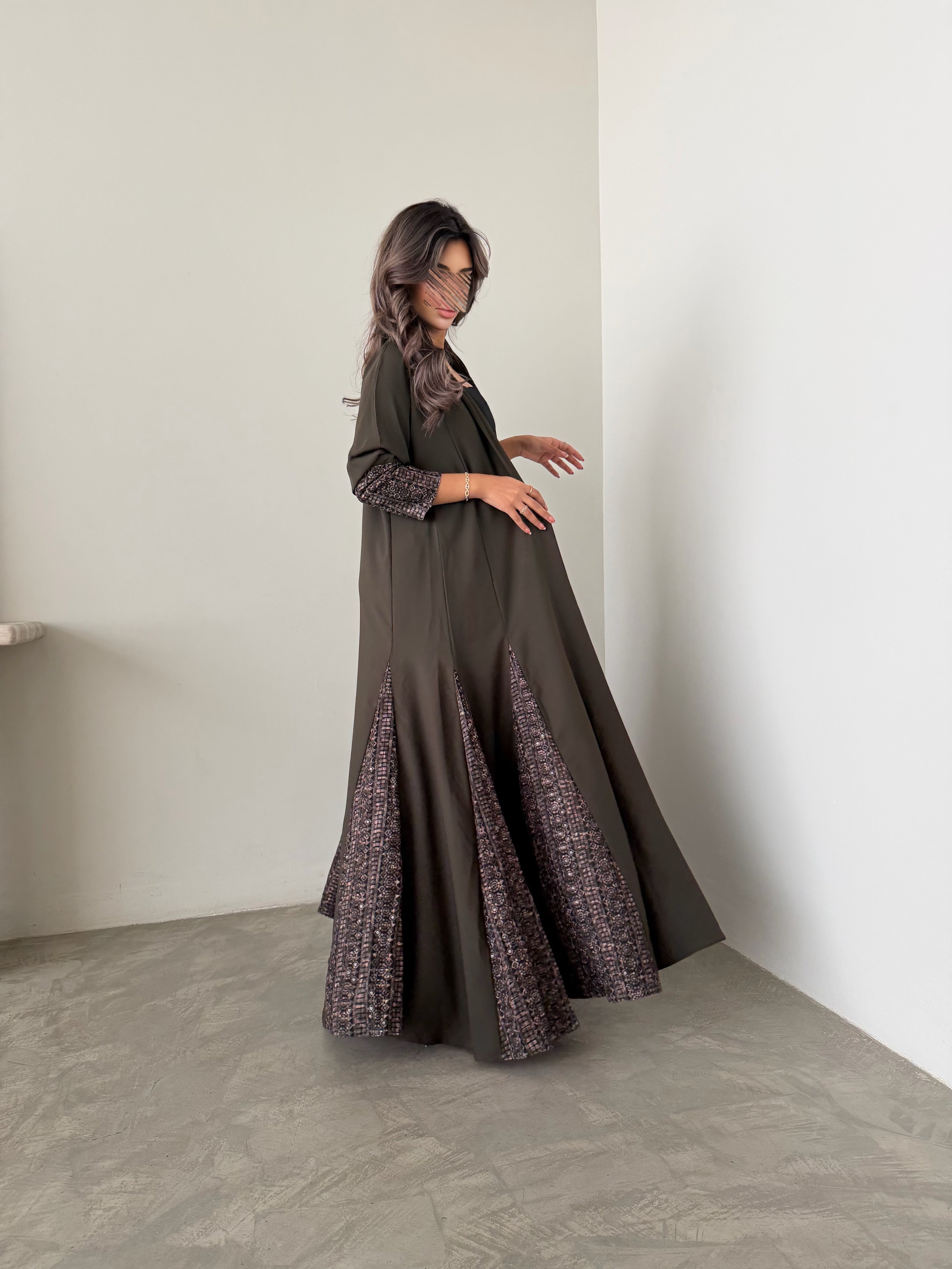 MWT770 - عباية كريب مع تدخيلة لنن هندي - Aya