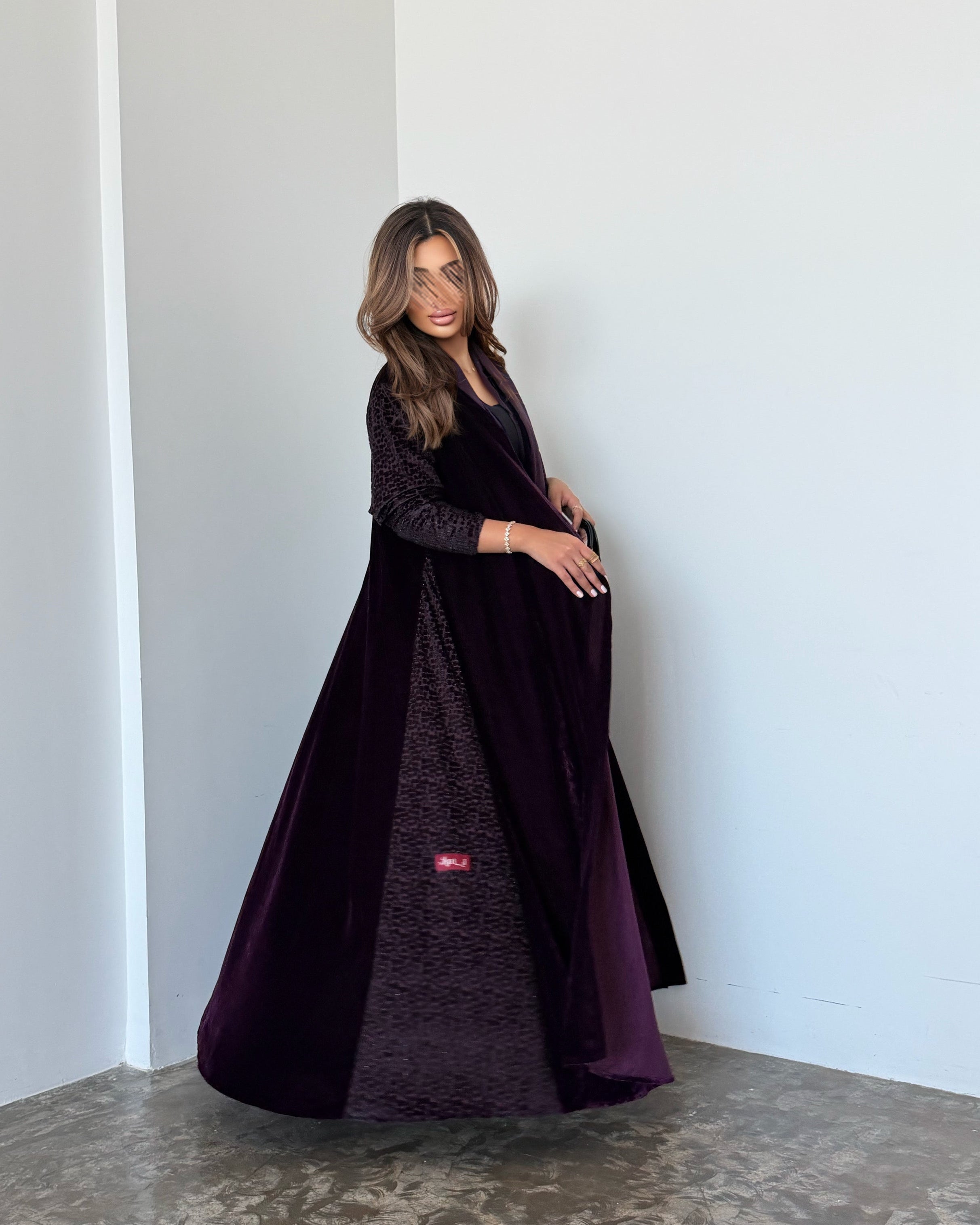 MWT953 - عباية مخمل مع تدخيلة لمعه بالاكمام والجوانب