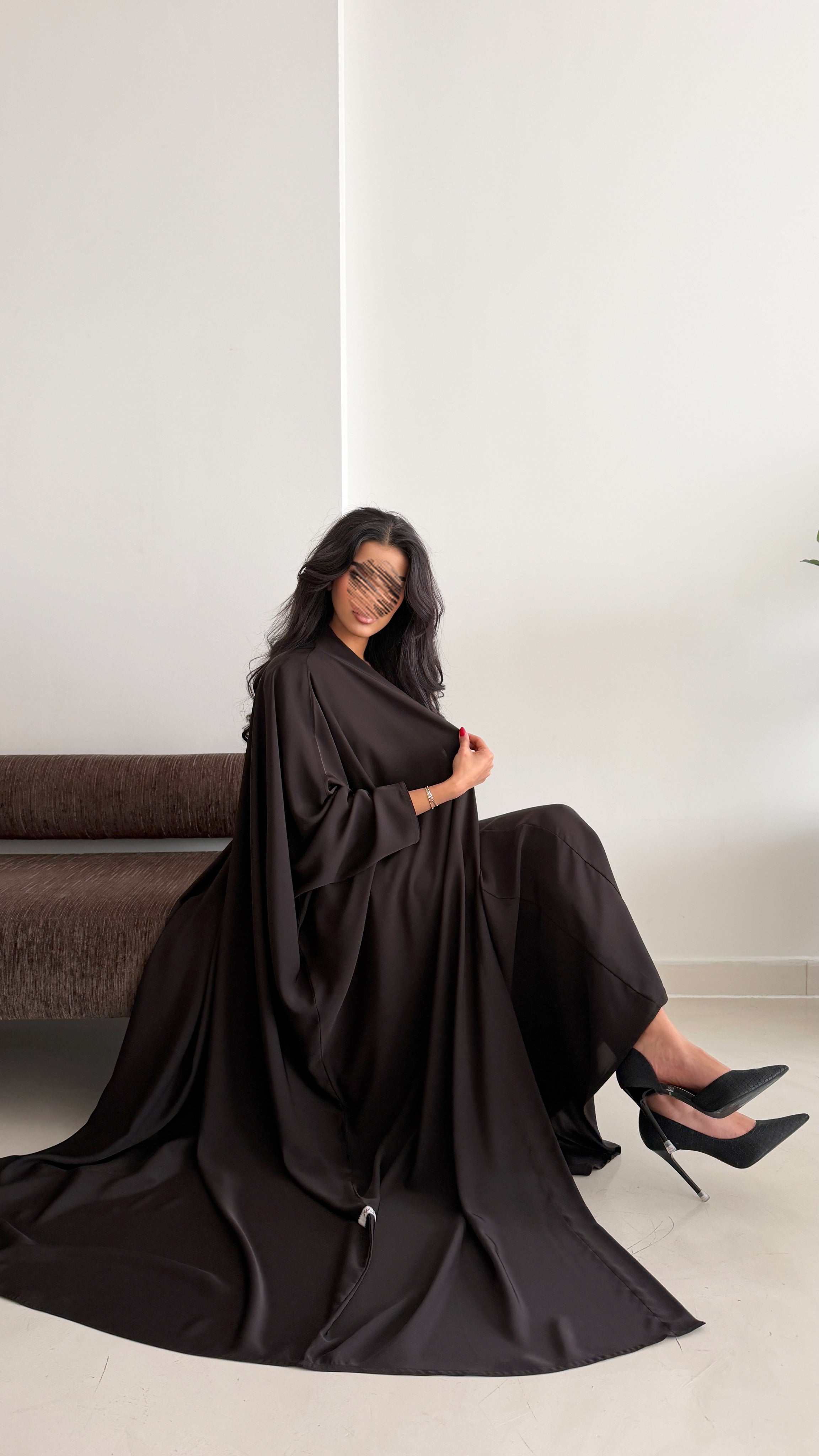 MW2077 -  عباية كريب حرير قصه بشت مع اضافة فستان داخلي - Aya