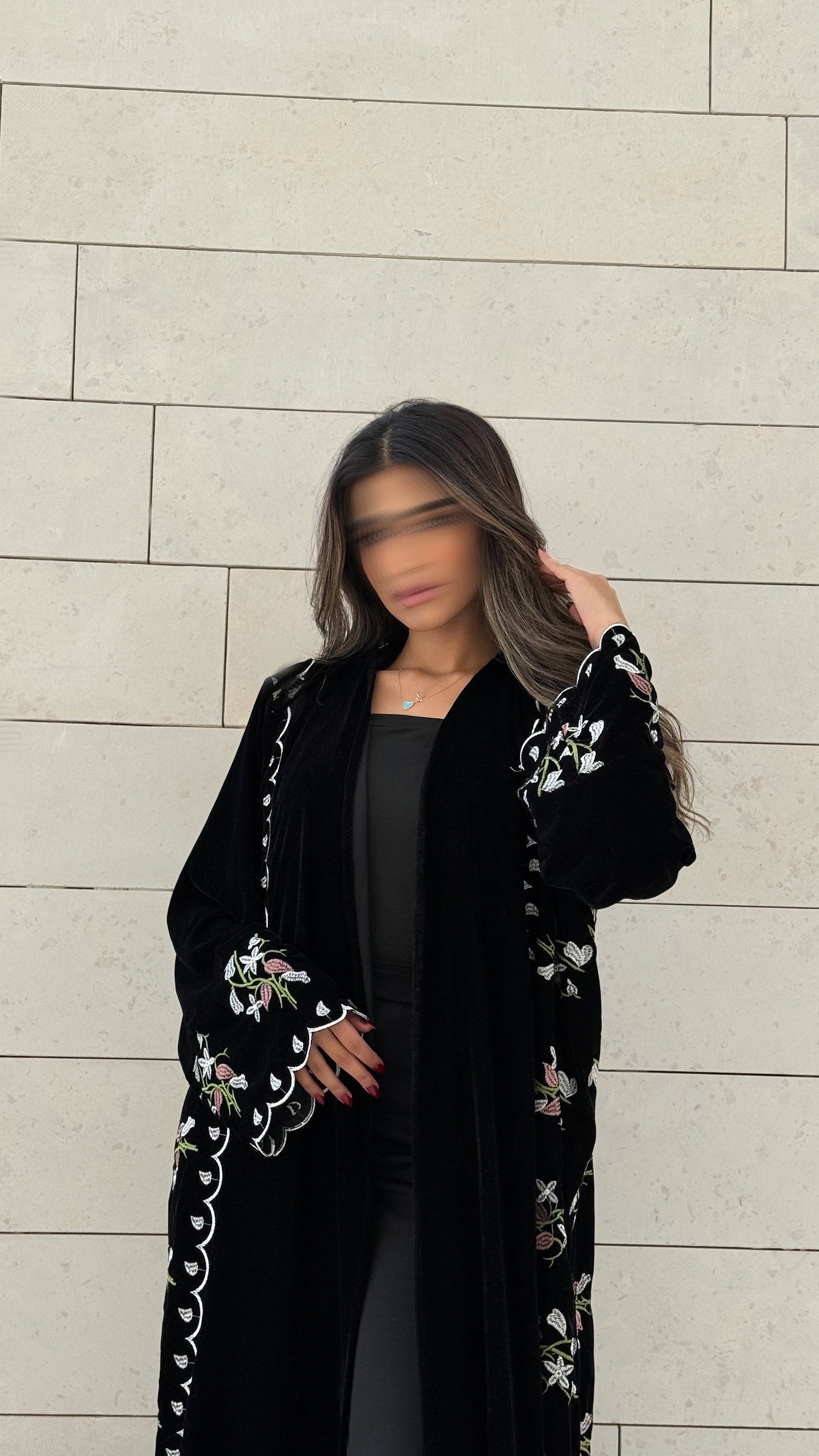 MWT566 - عباية مخمل سوداء بتطريز ورد على الجوانب - Aya