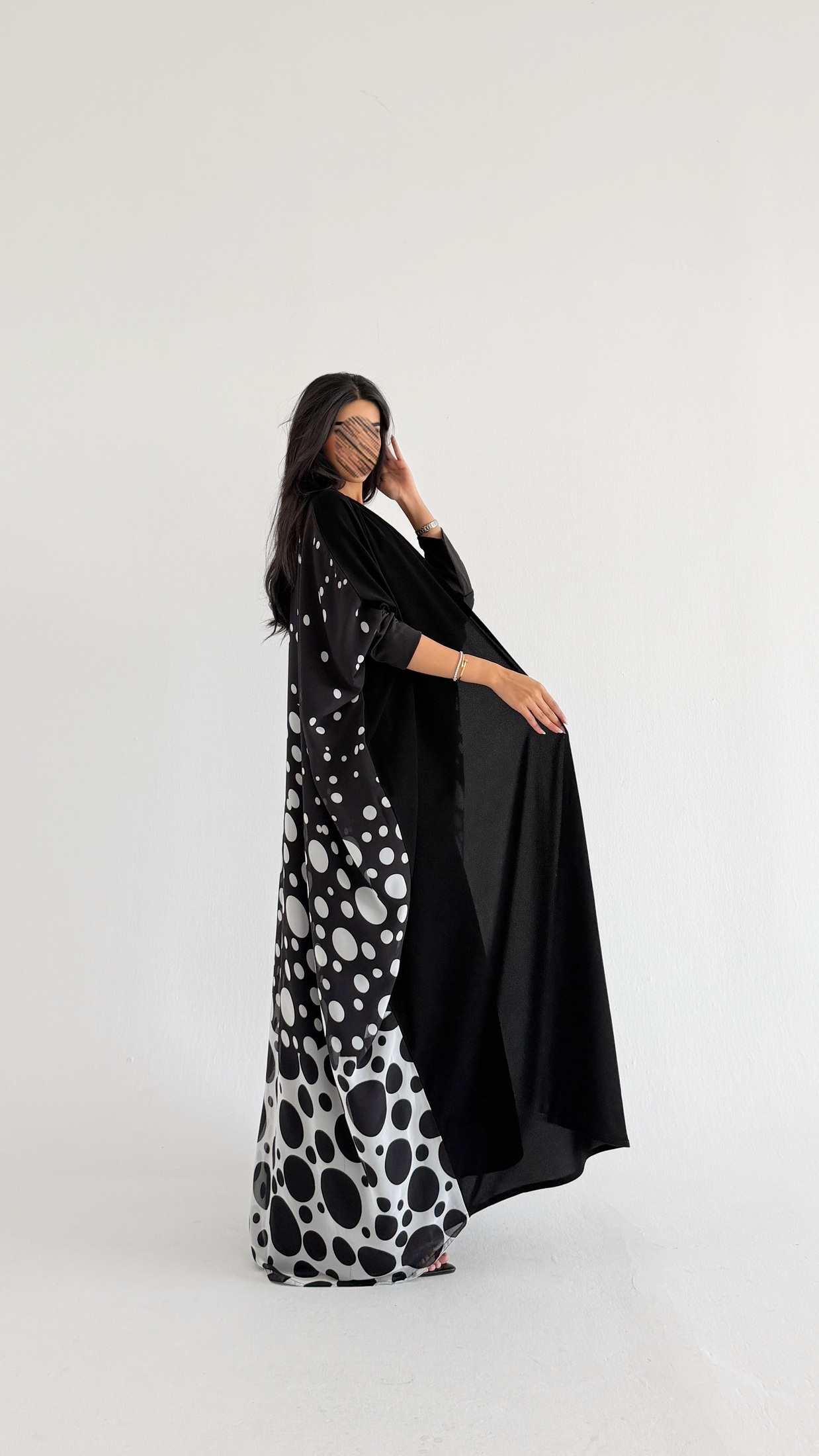 MWT5127 - عبايه كريب ملكي مع شيفون طباعه اسود من الأمام من الخلف منقط مع أكمام ستريتش - Aya