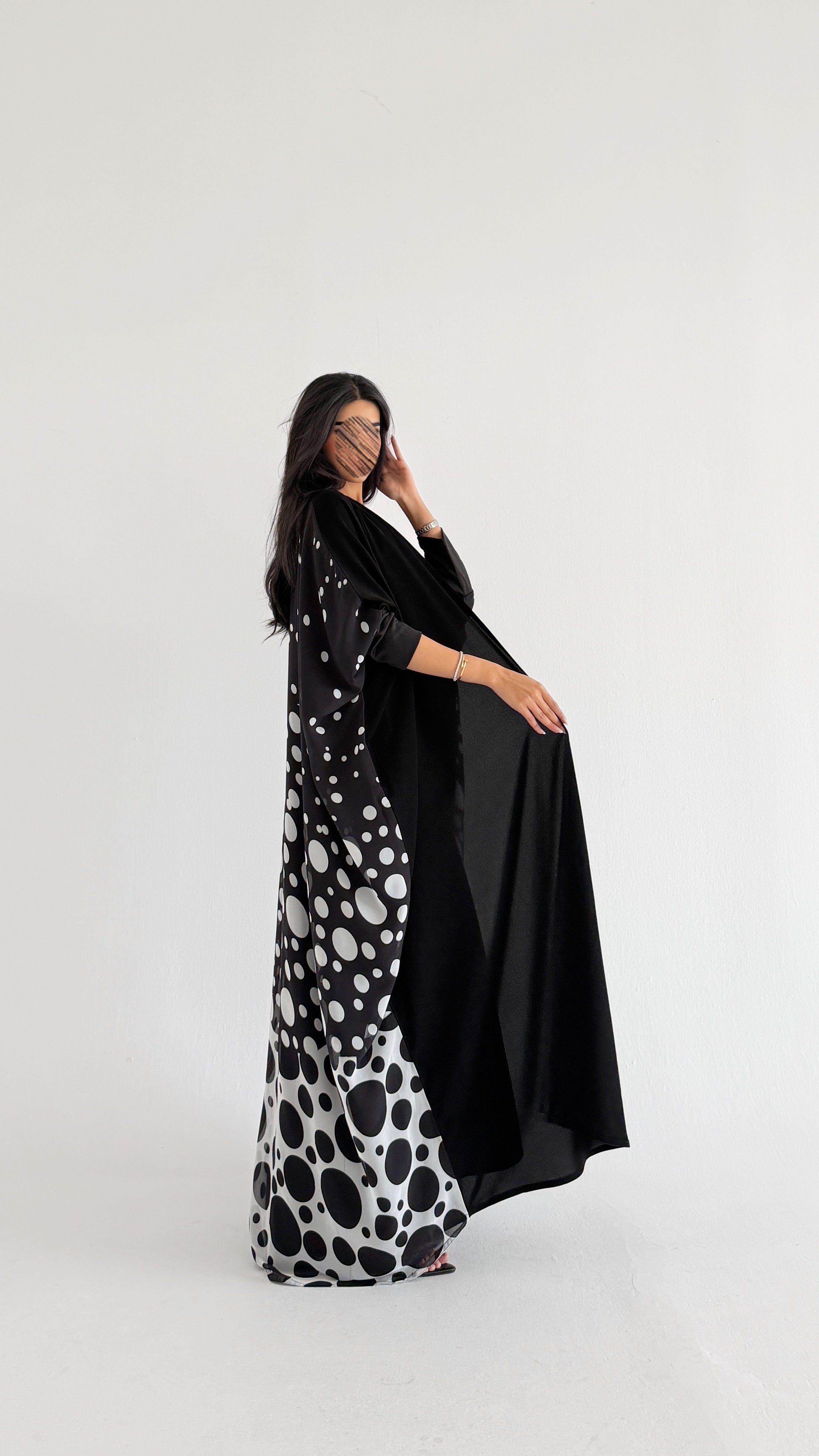 MWT5127 - عبايه كريب ملكي مع شيفون طباعه اسود من الأمام من الخلف منقط مع أكمام ستريتش - Aya