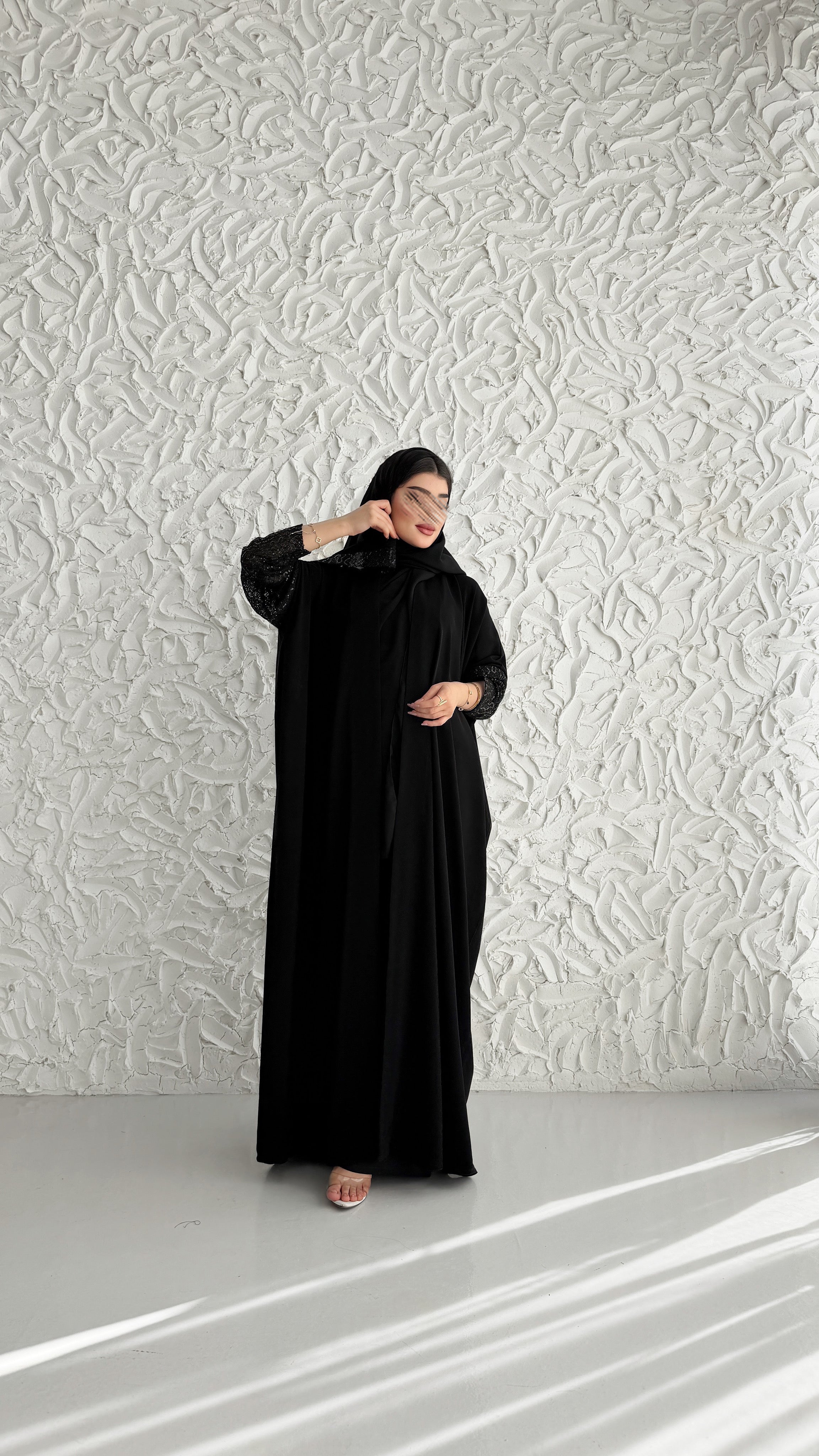 MW2131 - عباية كريب ملكي أنيقة بقصّة نص كلوش  عصرية. - Aya