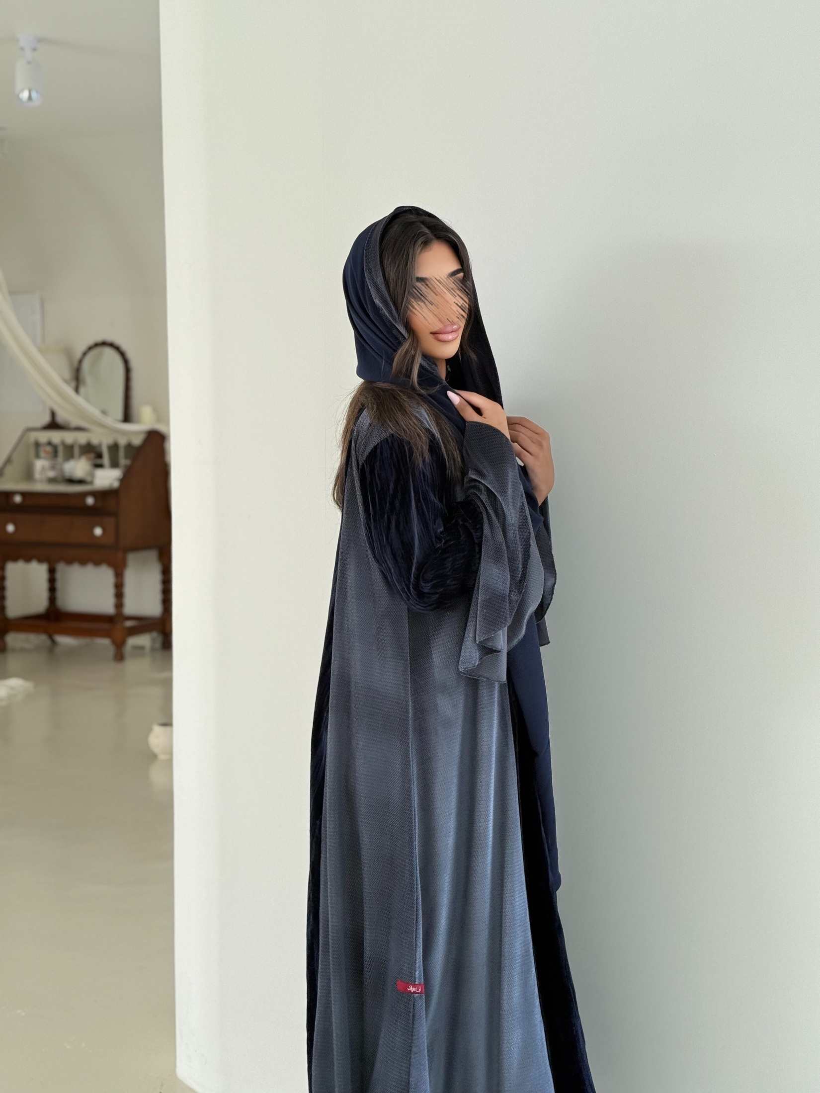 MWT966 - عبايه مخمل مع تدخيلة مخمل سترتش من الاجناب والاكمام - Aya