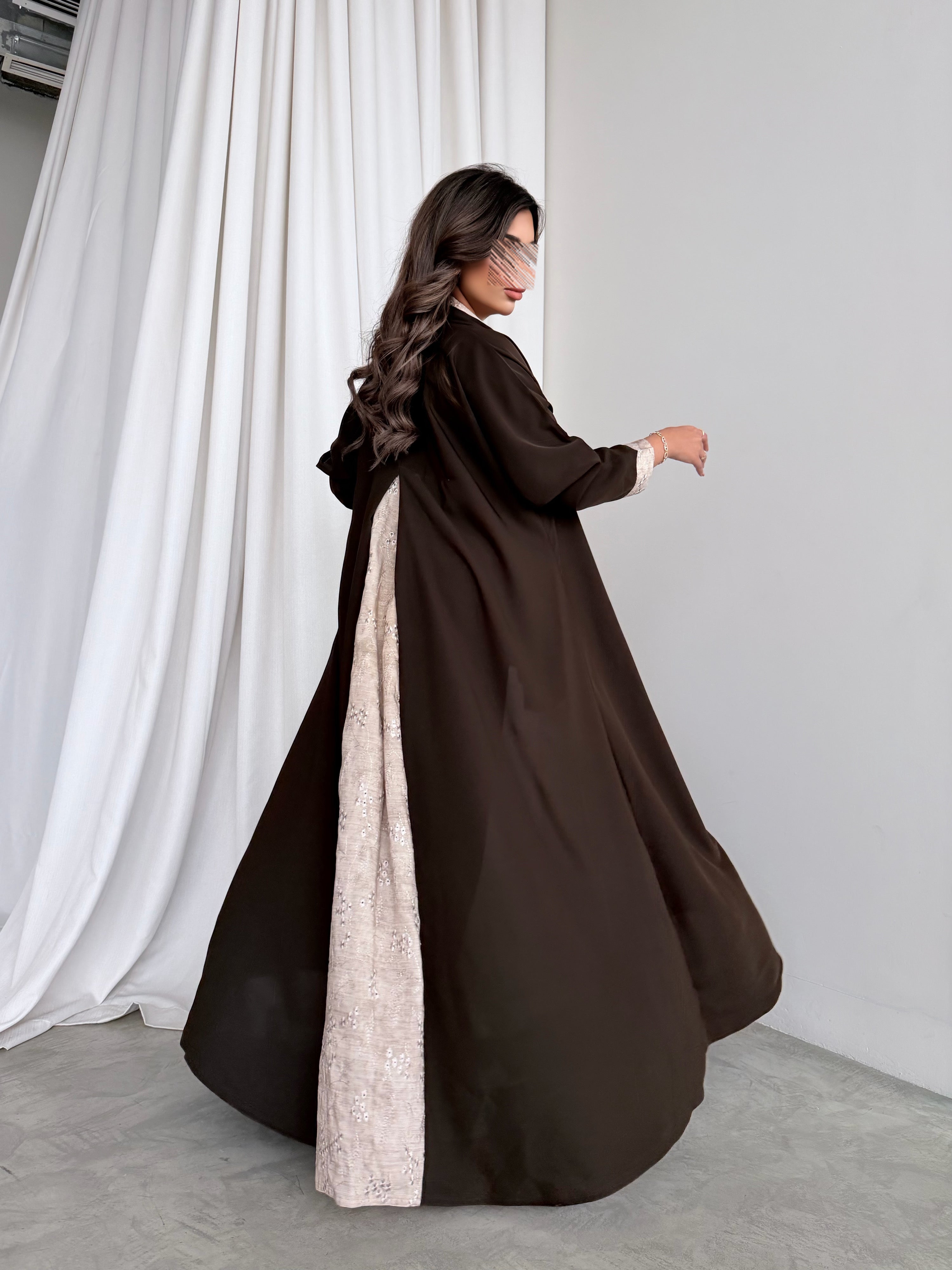 MWT778 - عباية كريب مع تدخيلة لنن - Aya