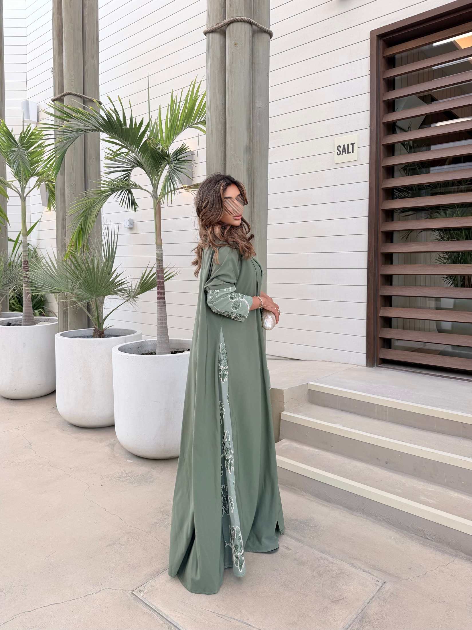 MWT1130 - عباية كريب بتدخيلة تطريز - Aya