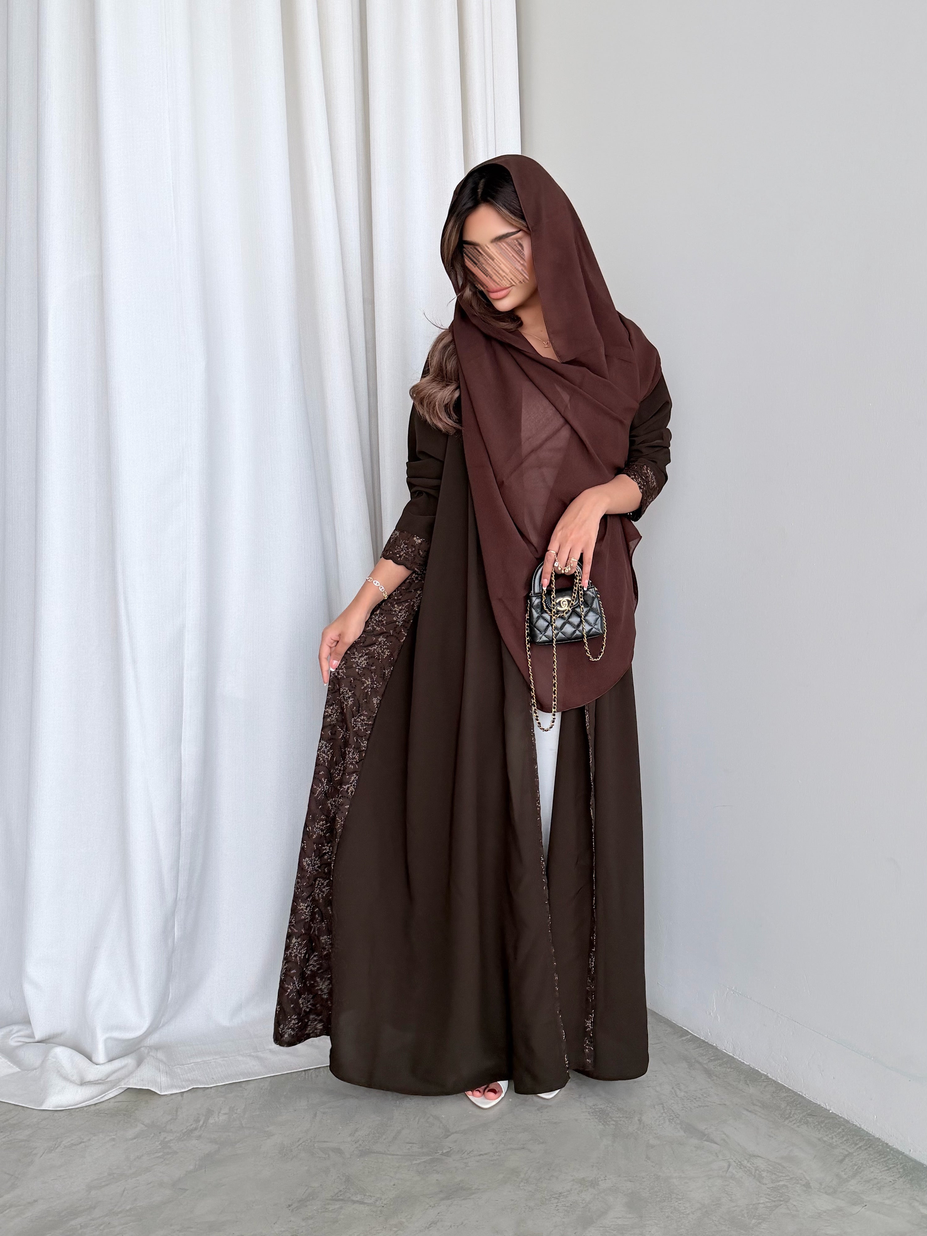 MWT783 - عباية بنية مع ركامة بنية موردة - Aya