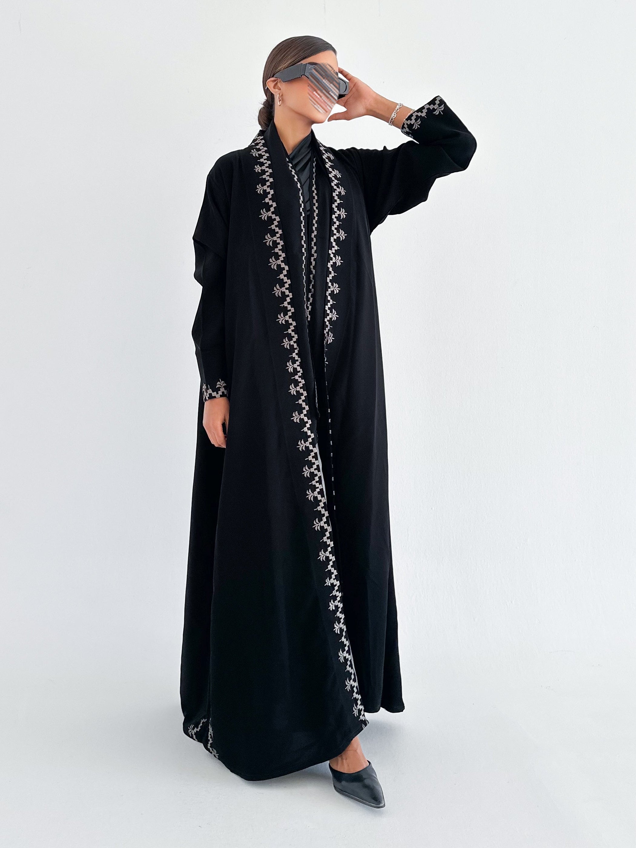 MW1814 - عباية السراميك الملكية بتفاصيل مطرزة - Aya