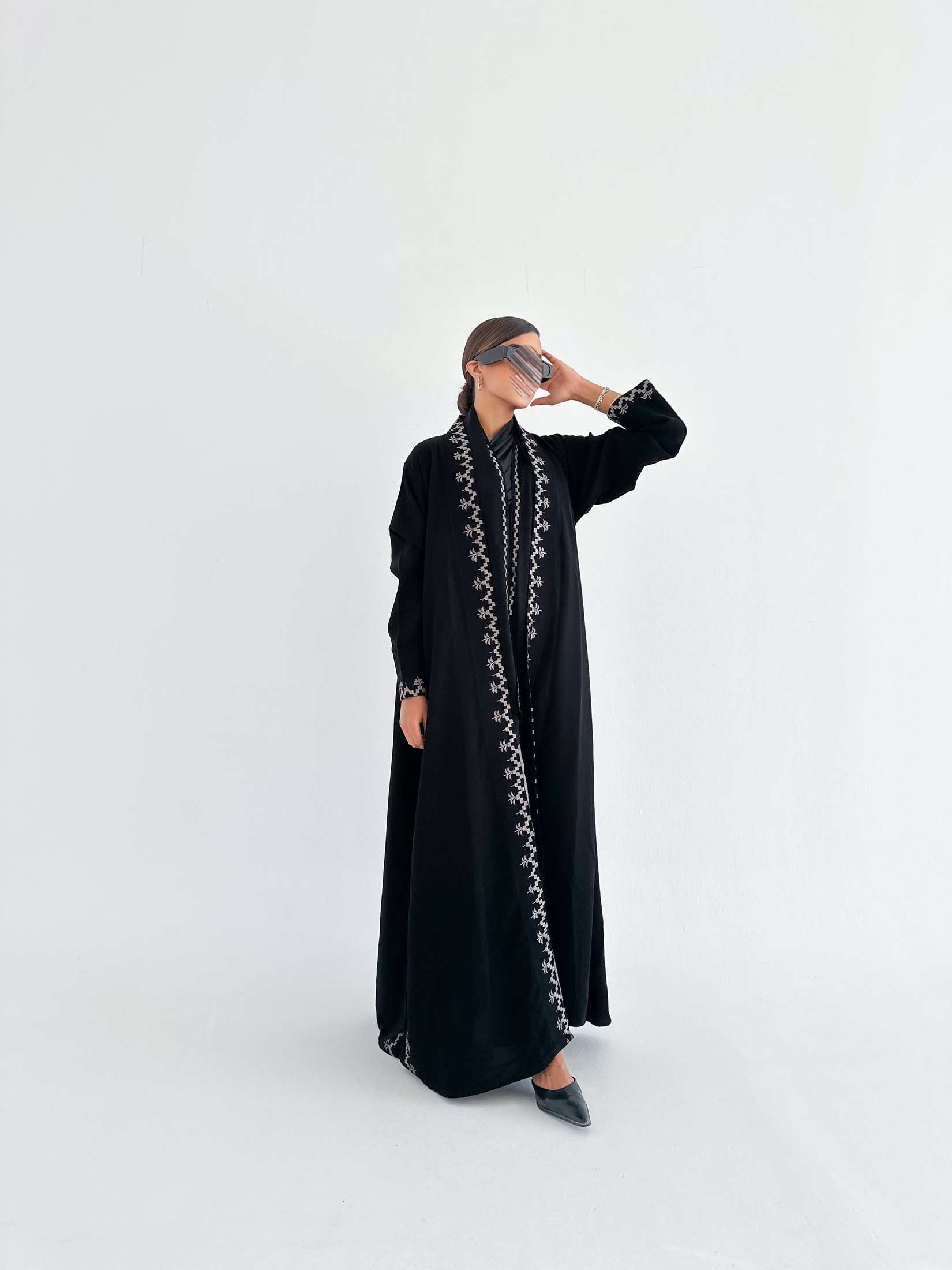 MW1814 - عباية السراميك الملكية بتفاصيل مطرزة - Aya