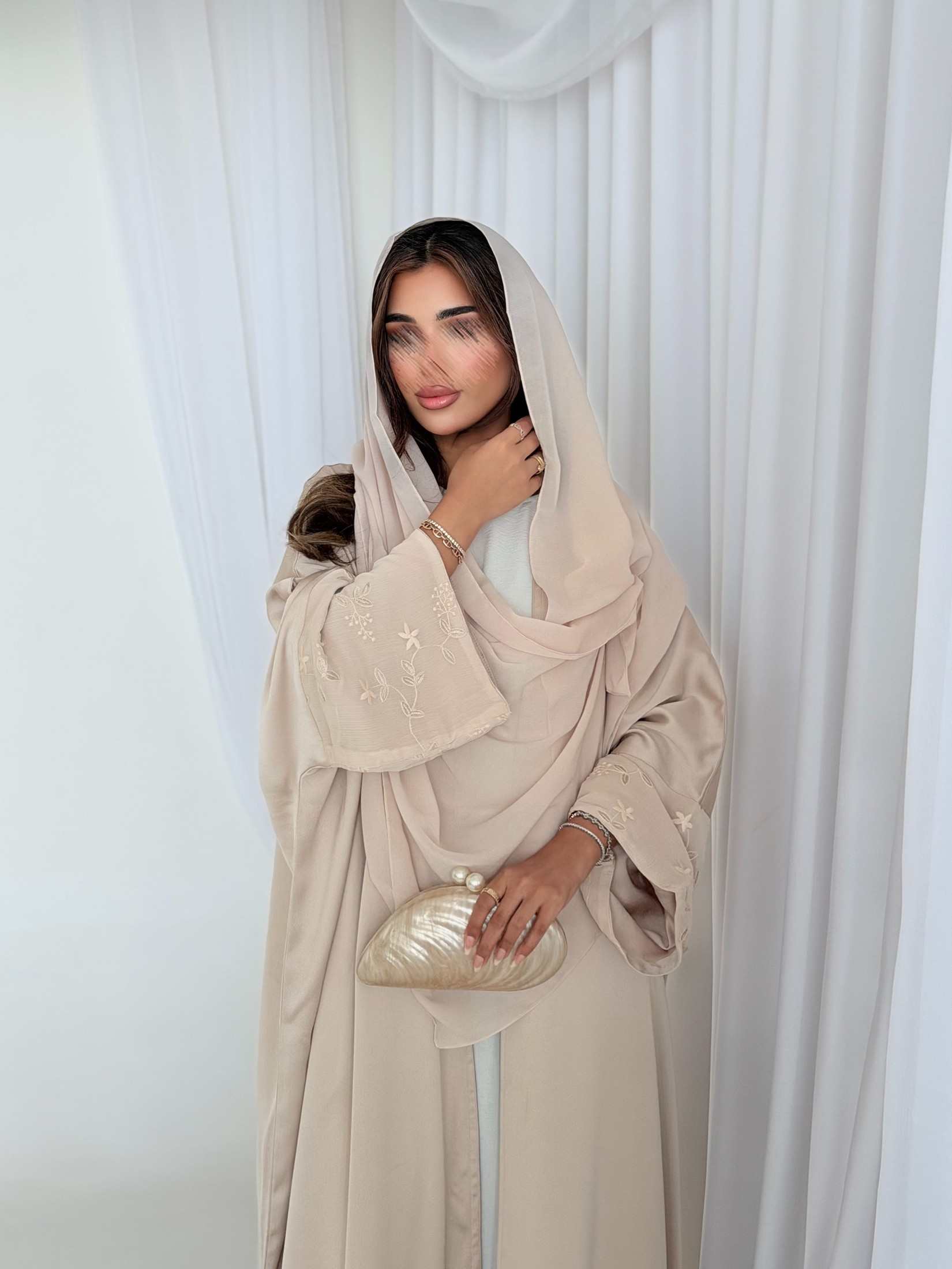 MWT5218 - عبايه بيج صيفيه مع تدخيلات ورد بقماش ناعم جداً - Aya