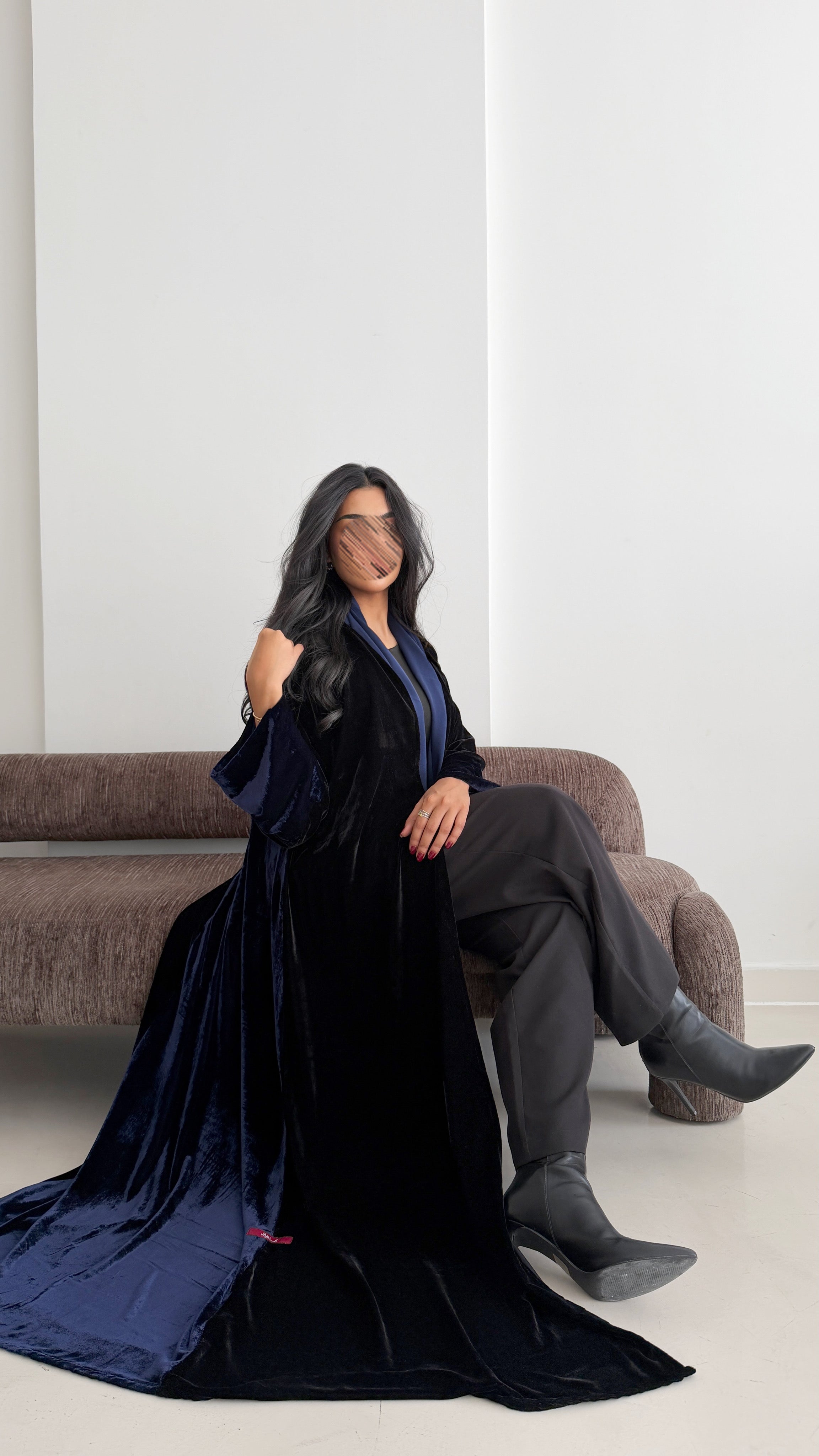 MWT765 - عباية مخمل كحلي مع أسود - Aya