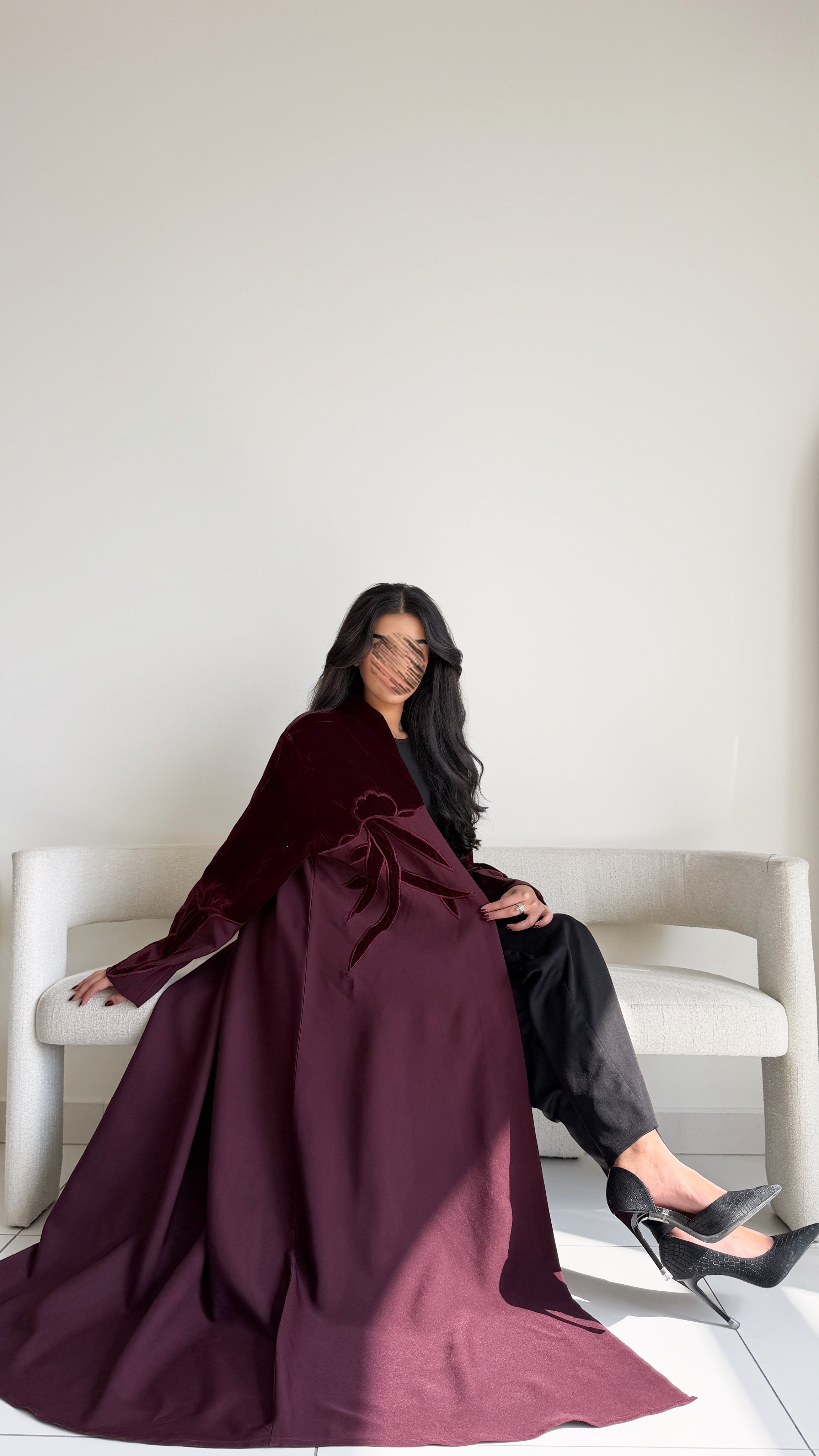 MWT897 - عبايه كريب مع تدخيله مخمل بشكل وردات - Aya