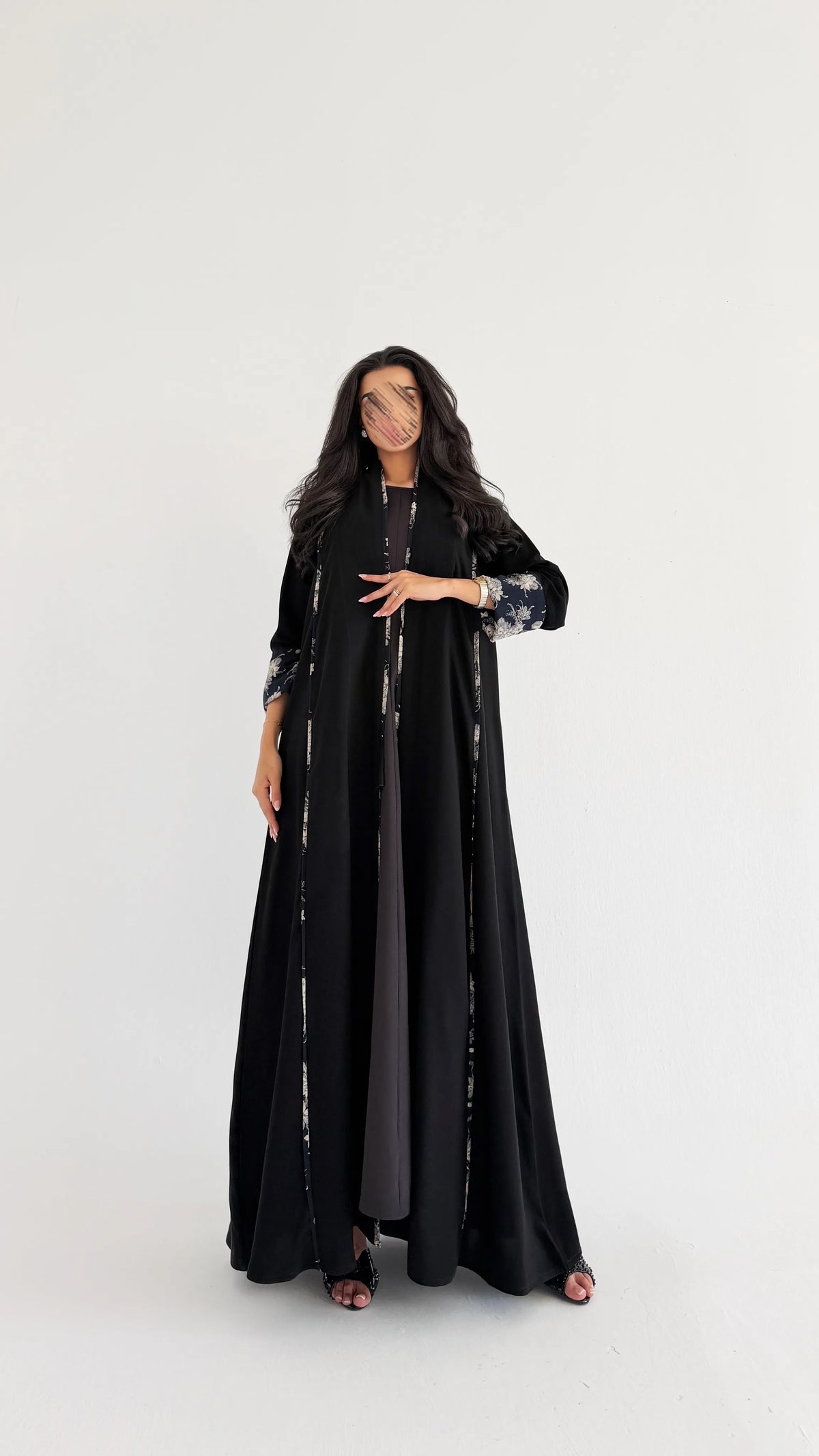 MWT1278 - عباية كريب اسود بتدخيلة مشجر - Aya