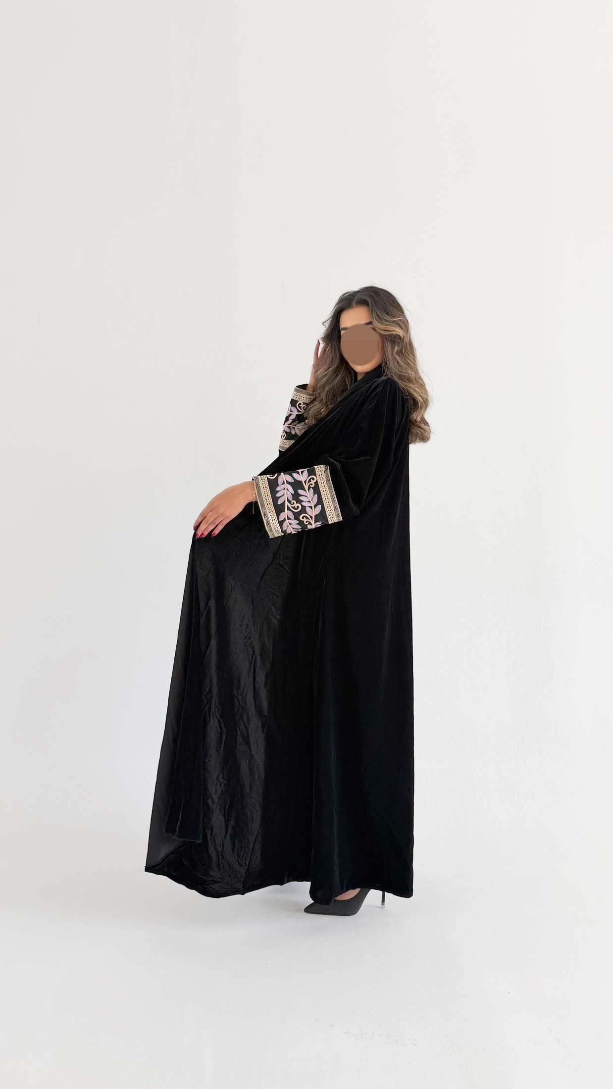 MWT630 - عباية  مخمل مع تطريز بالاكمام - Aya