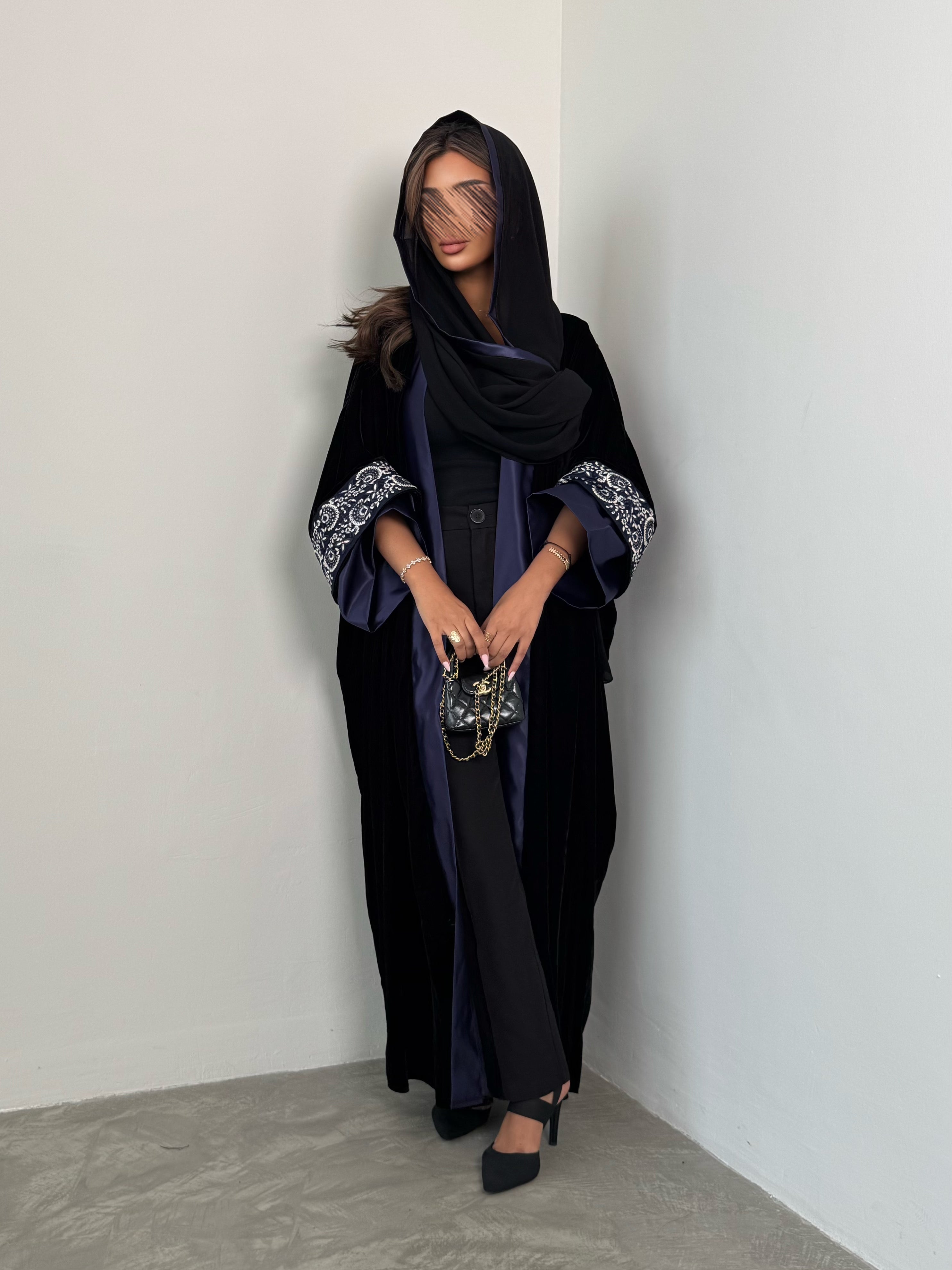 MWT671 - عباية كحلي مع تدخيلة ساتان