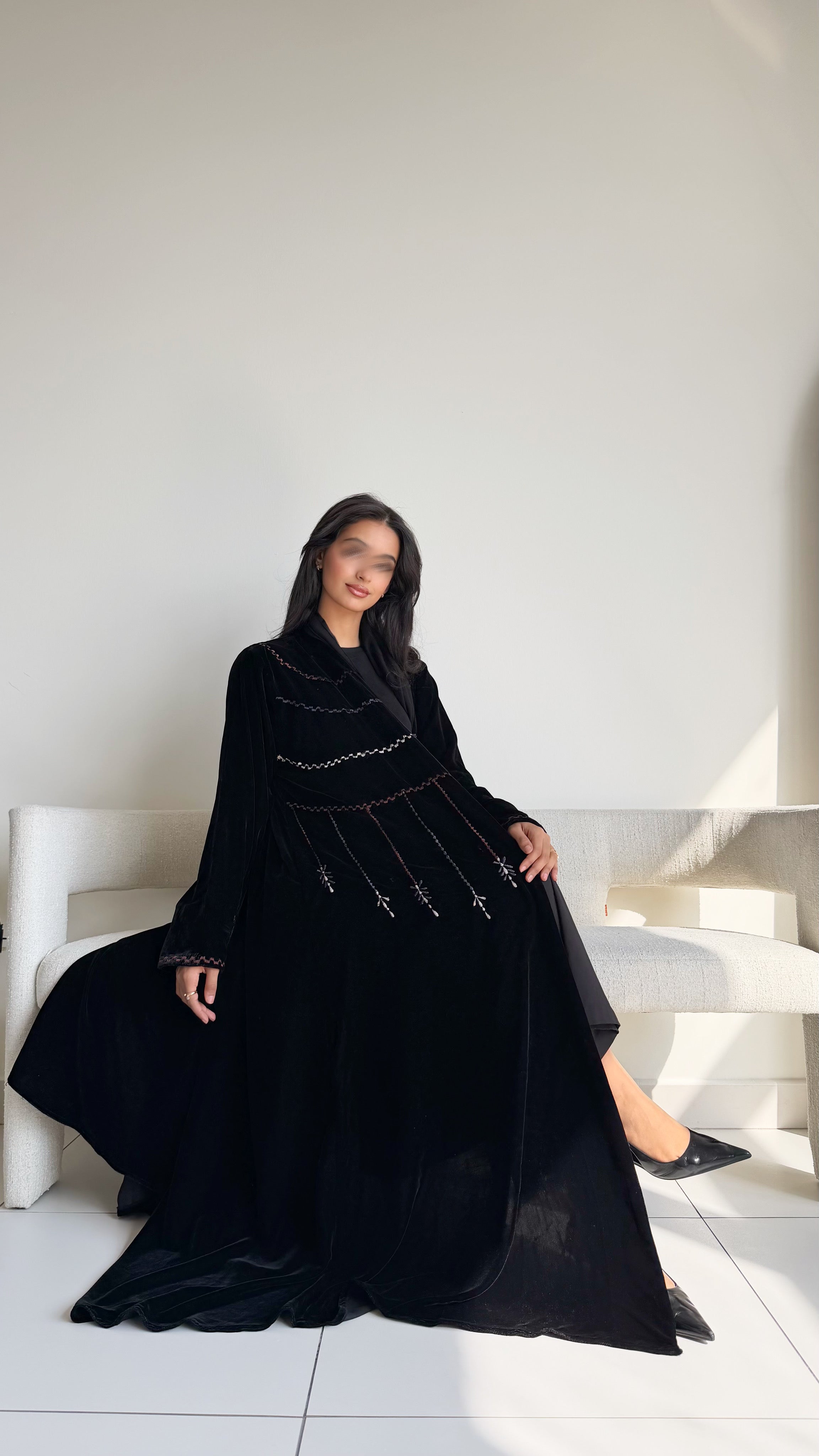 MWT728 - عباية مخمل بتطريز الوان