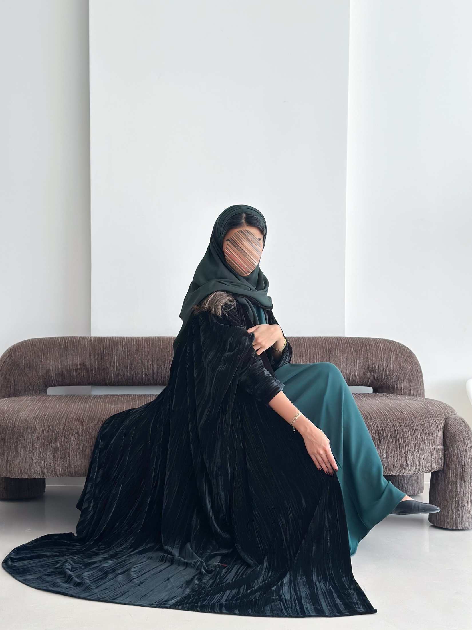 MW1888 - عباية مخمل مع فستان كريب - Aya