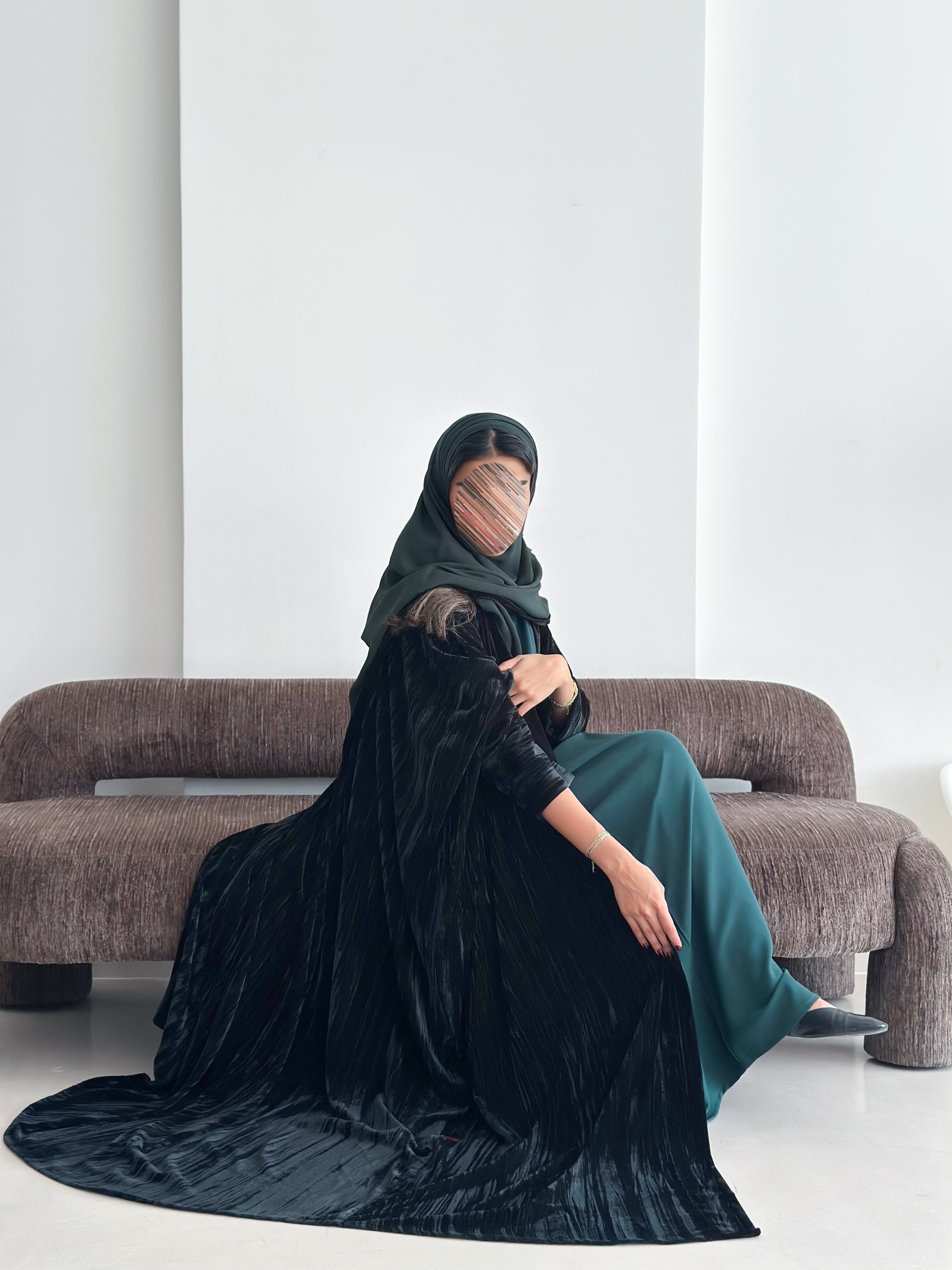 MW1888 - عباية مخمل مع فستان كريب