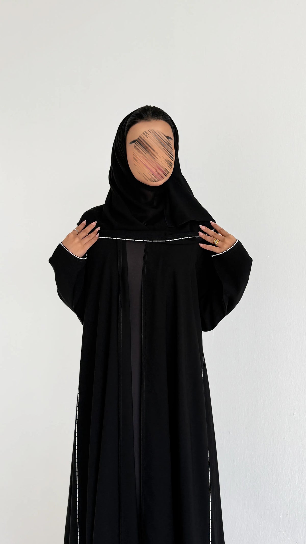 MW458  - عباية سوداء بتطريز من الاجناب والكم