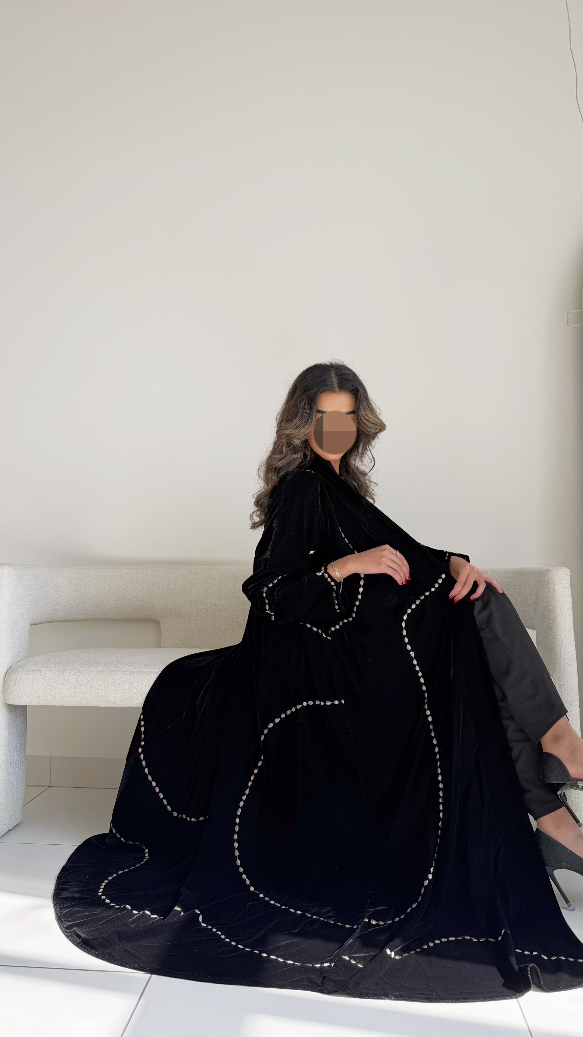 MWT645 - عبايه مخمل اسود تطريز ذهبي