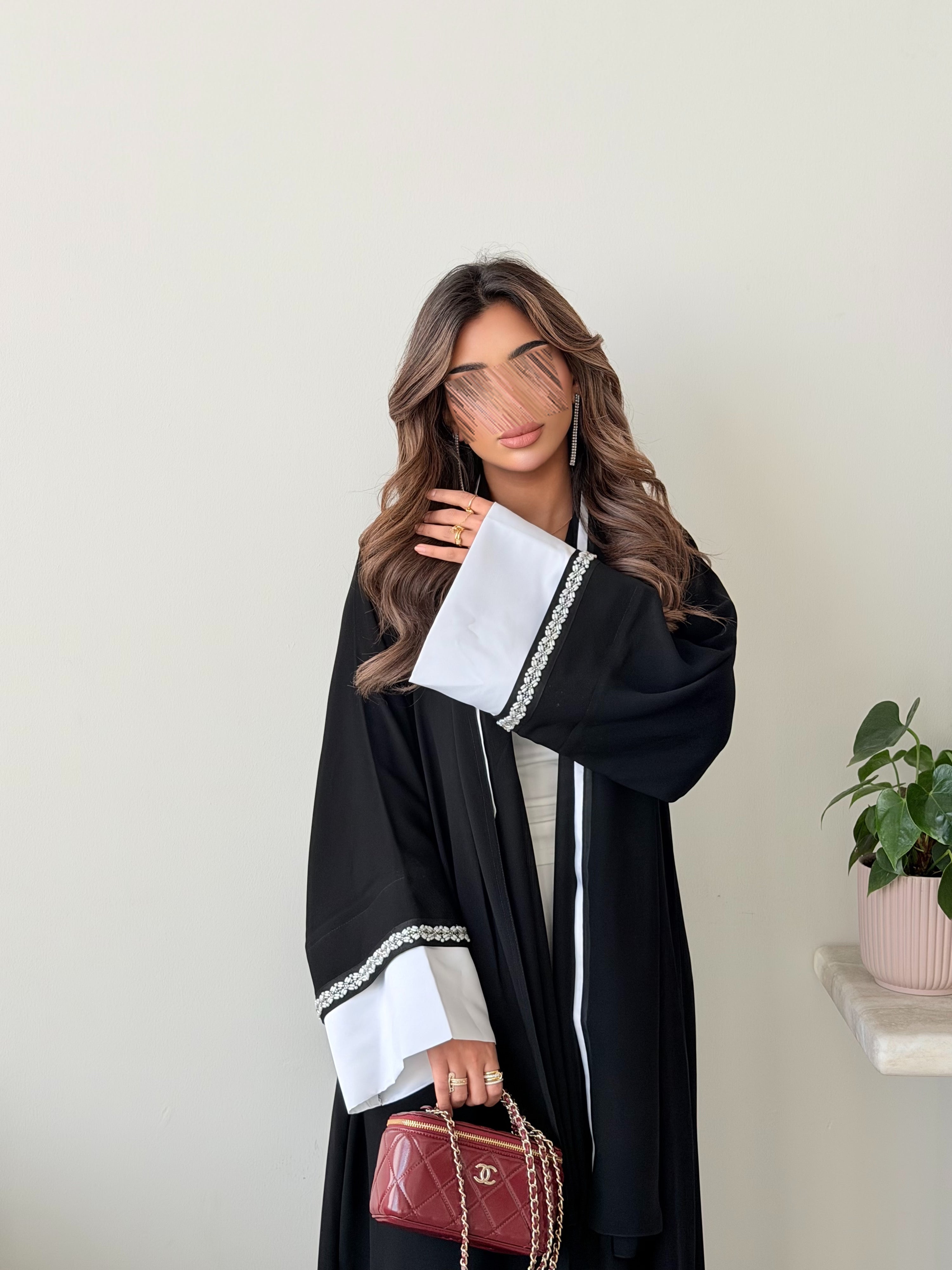 MWT5019 - قماش اسود كريب مع أكمام تفته ابيض و كلفة شك قصة نص كلوش - Aya