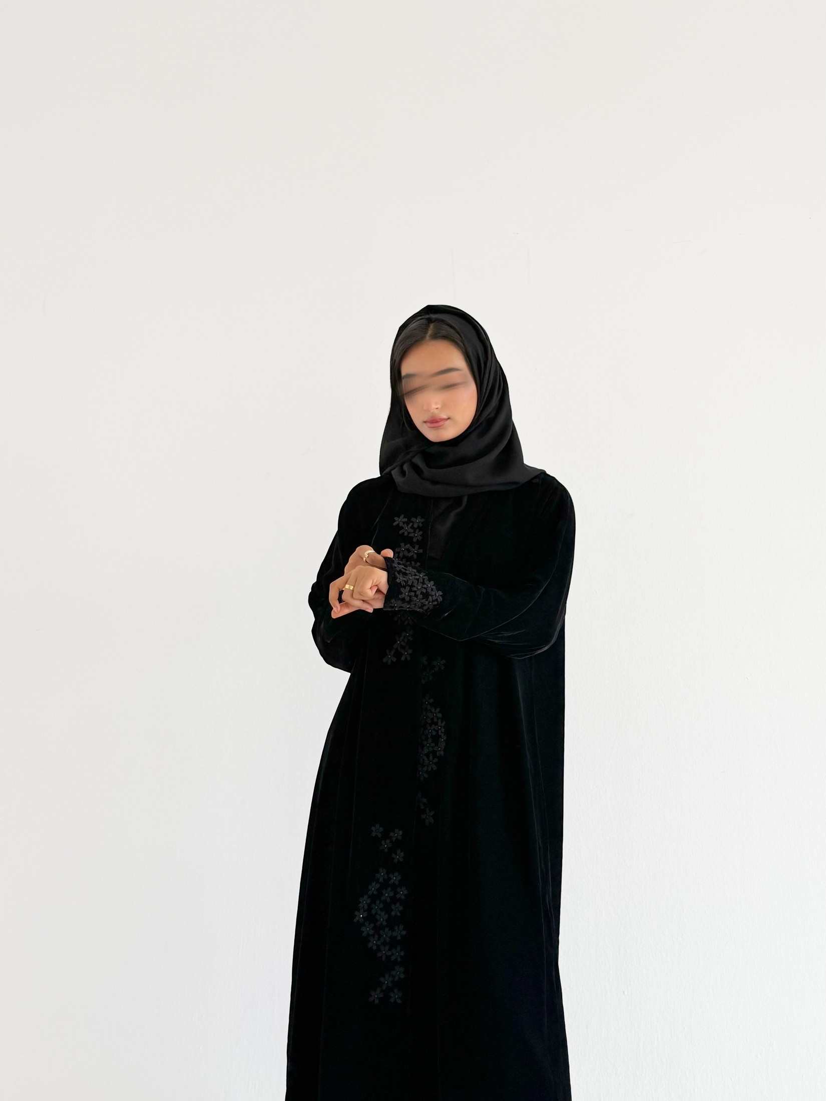 MWT727 - عباية مخمل بتطريز أسود - Aya