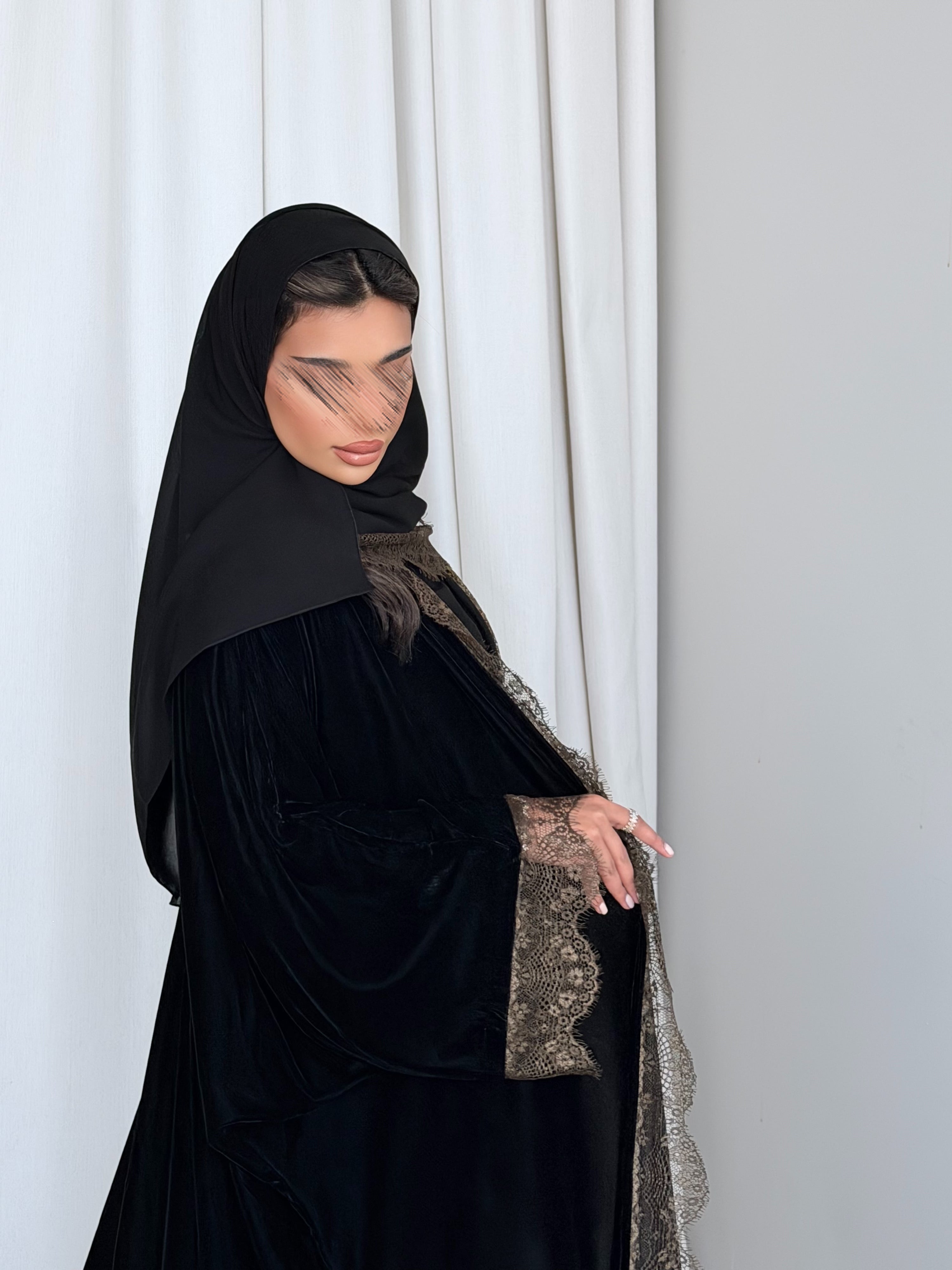 MWT981 - عباية مخمل مع تدخيلة دانتيل زيتي