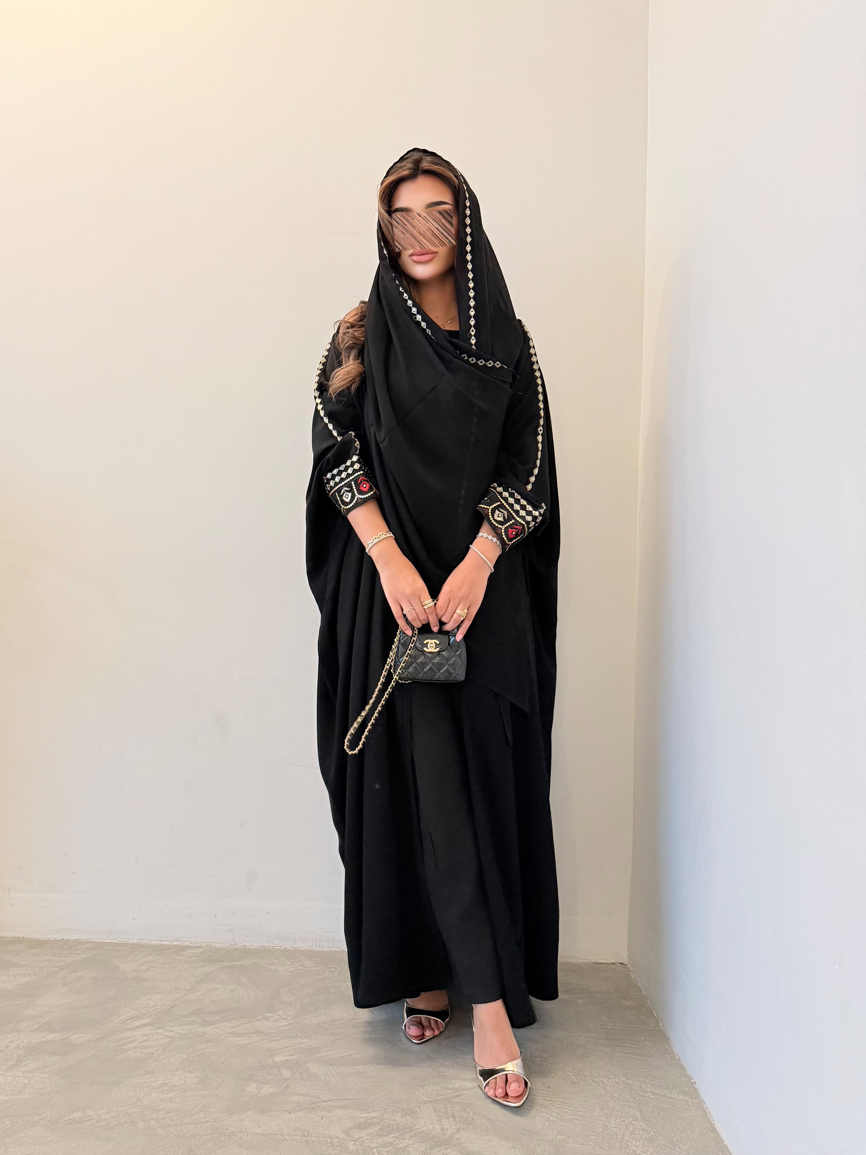 MWT5064 - قماش كريب اسود مطرز من الأكمام والطرحة قصة نص بشت - Aya