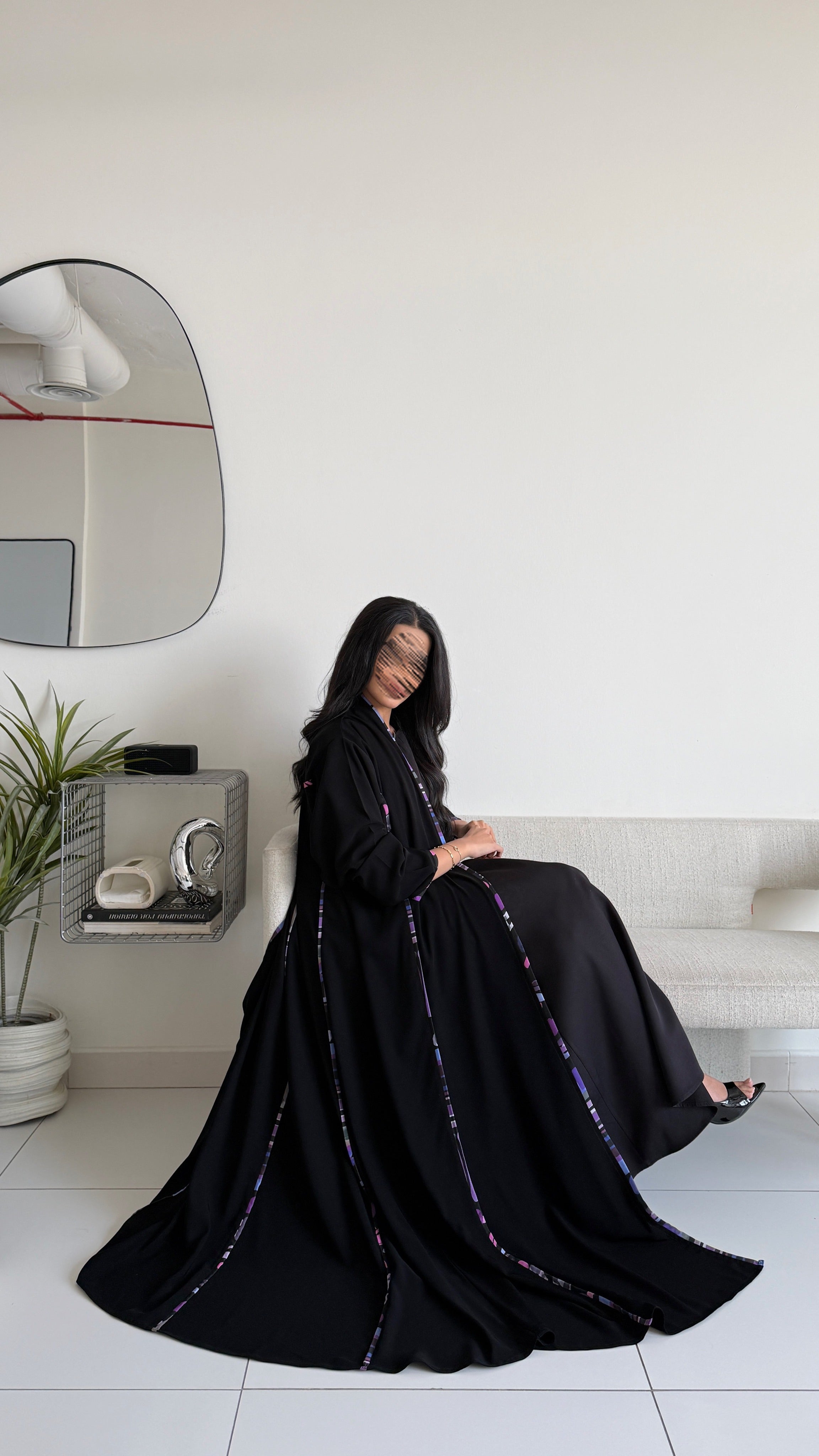 MWT2118 - عباية كريب اسود بتدخيلة أكمام بيج