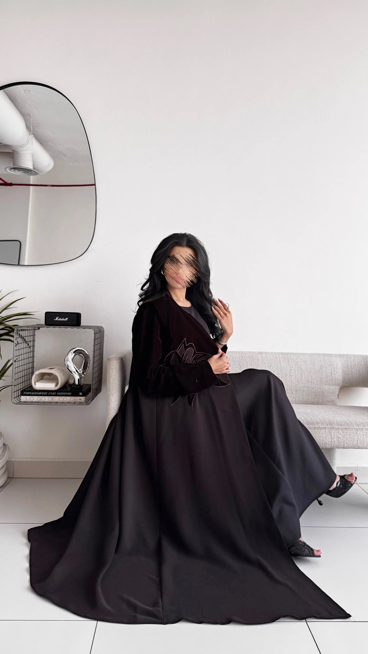 MW534  - عباية شتويه بنية مخمل وكريب بمزينة بقصة تطريز - Aya