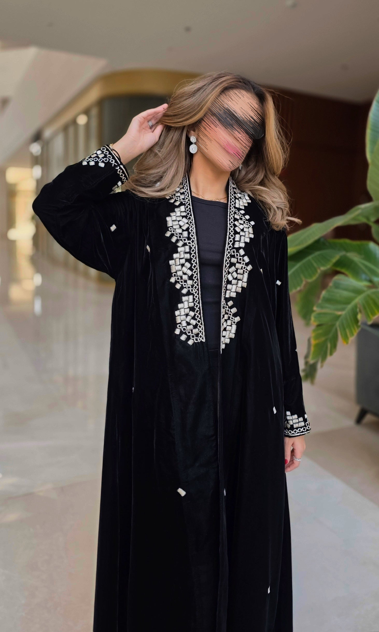 MWT684 - عباية مخمل اسود  تطريز من الامام - Aya