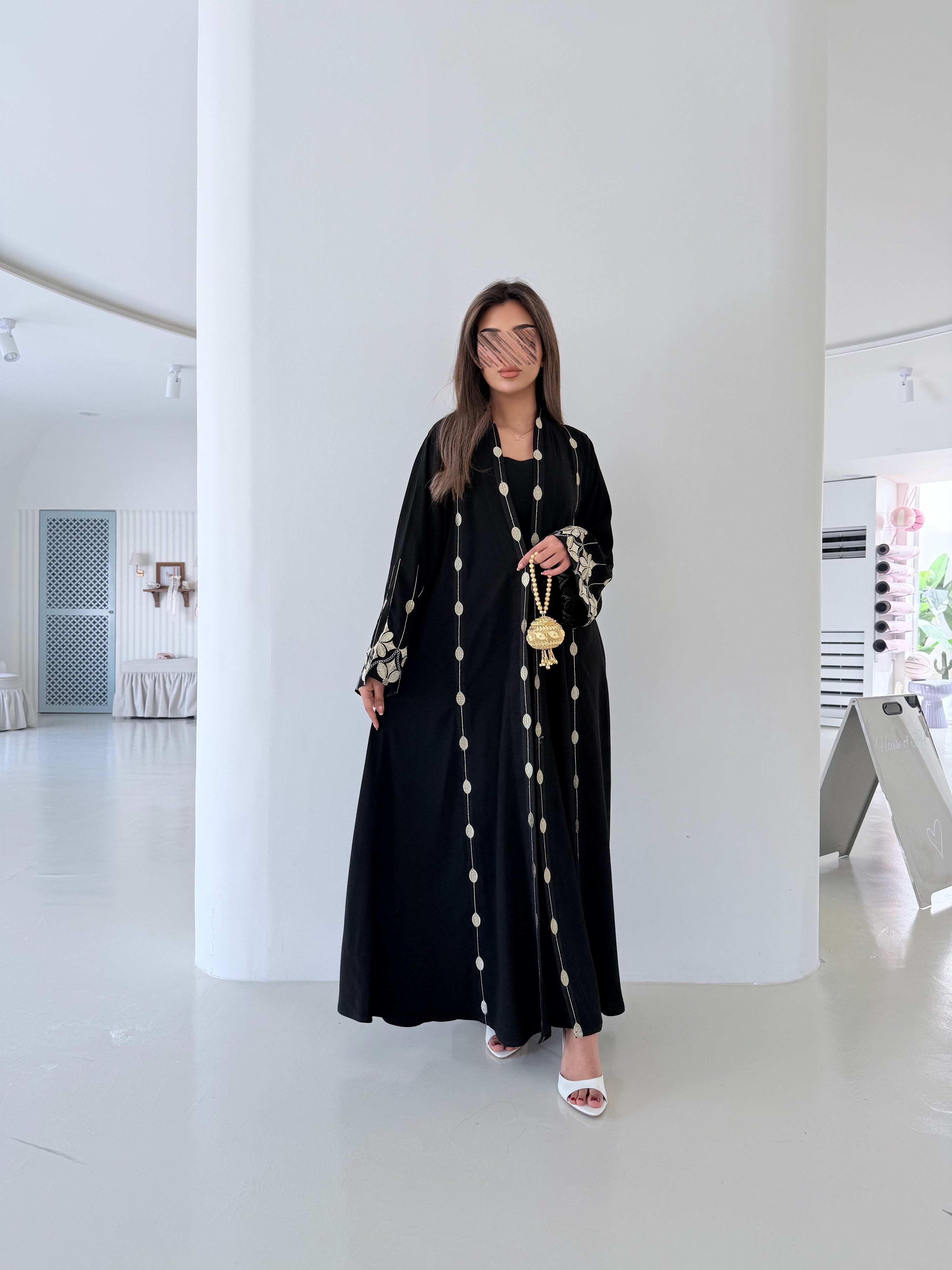 MWT5016 - قماش اسود مطرز قصة كلوش - Aya