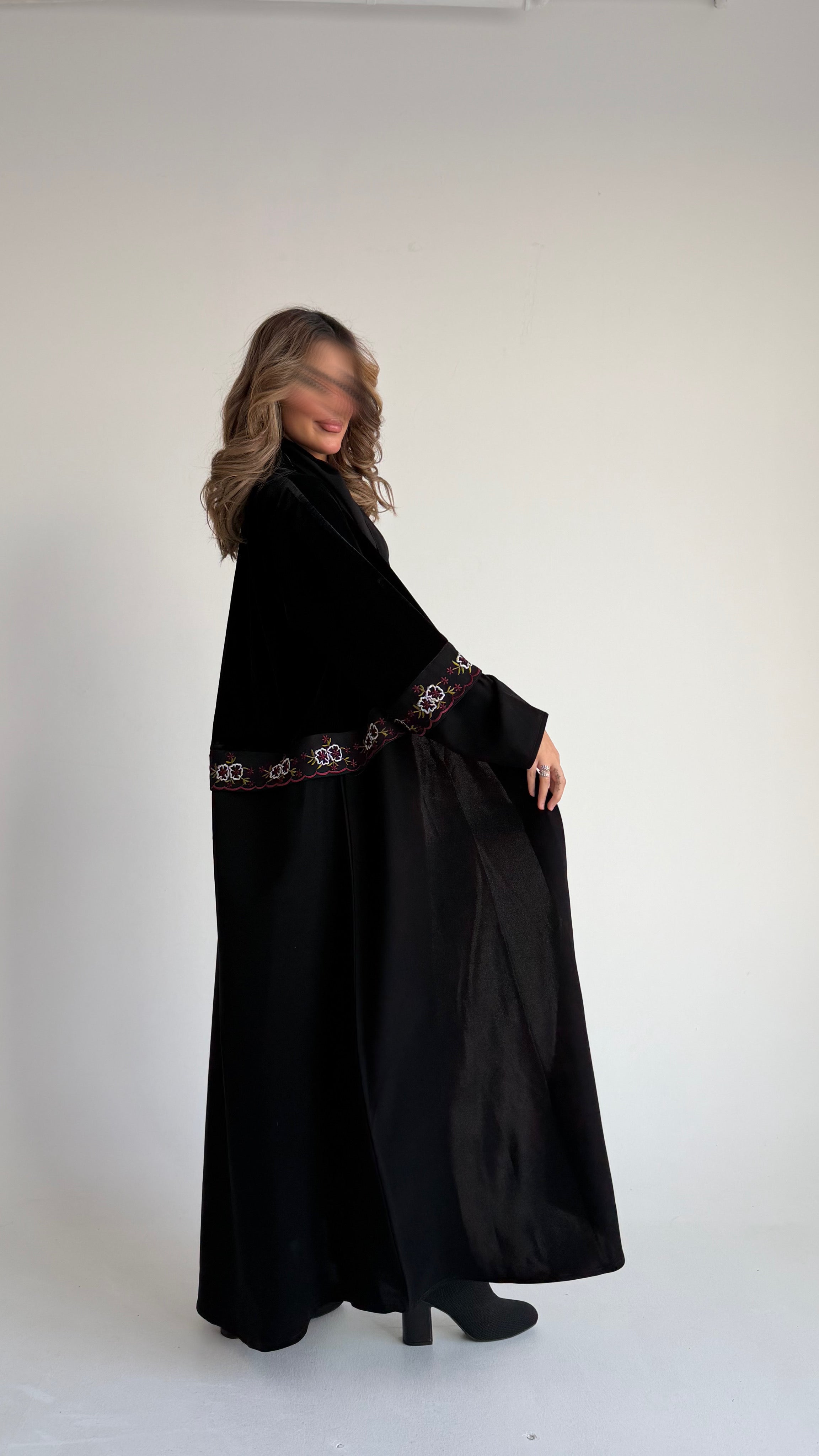 MW1779 - عباية مخمل من تحت قماش كريب الرياض ‏كلفه تطريز كمبيوتر - Aya