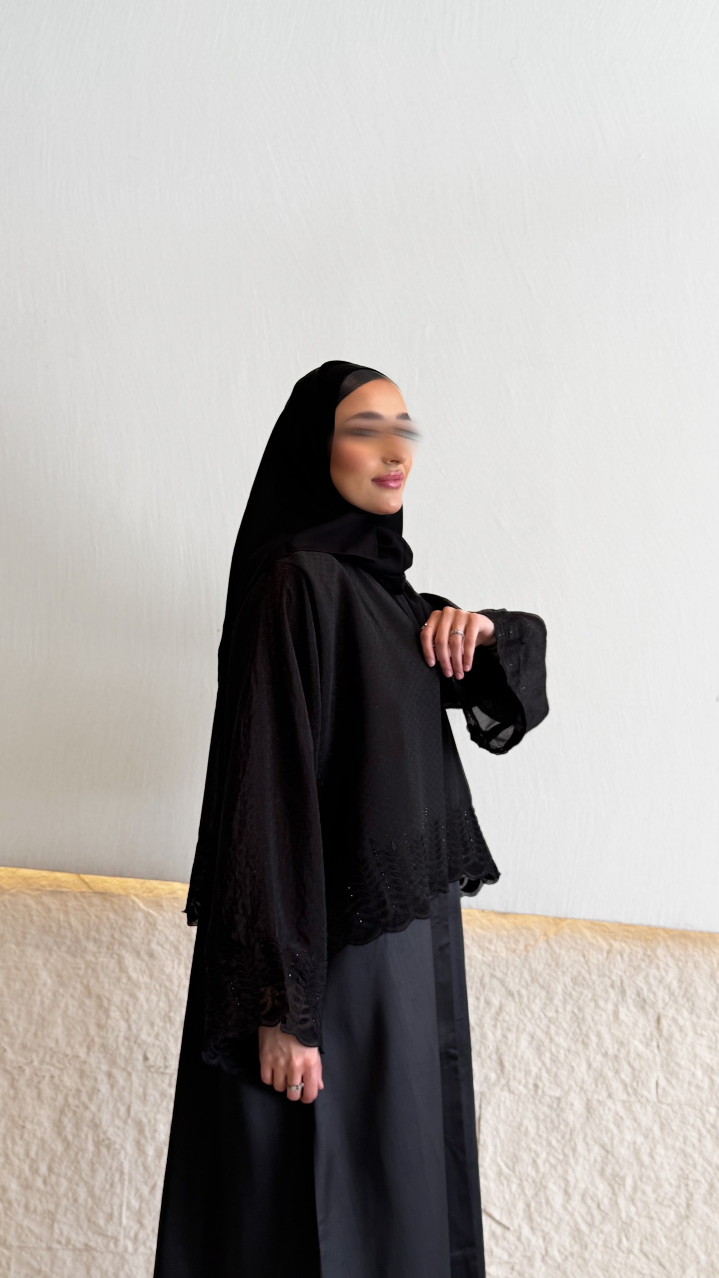 MW1503 - عباية تفتة سوداء مع كم مشغول - Aya
