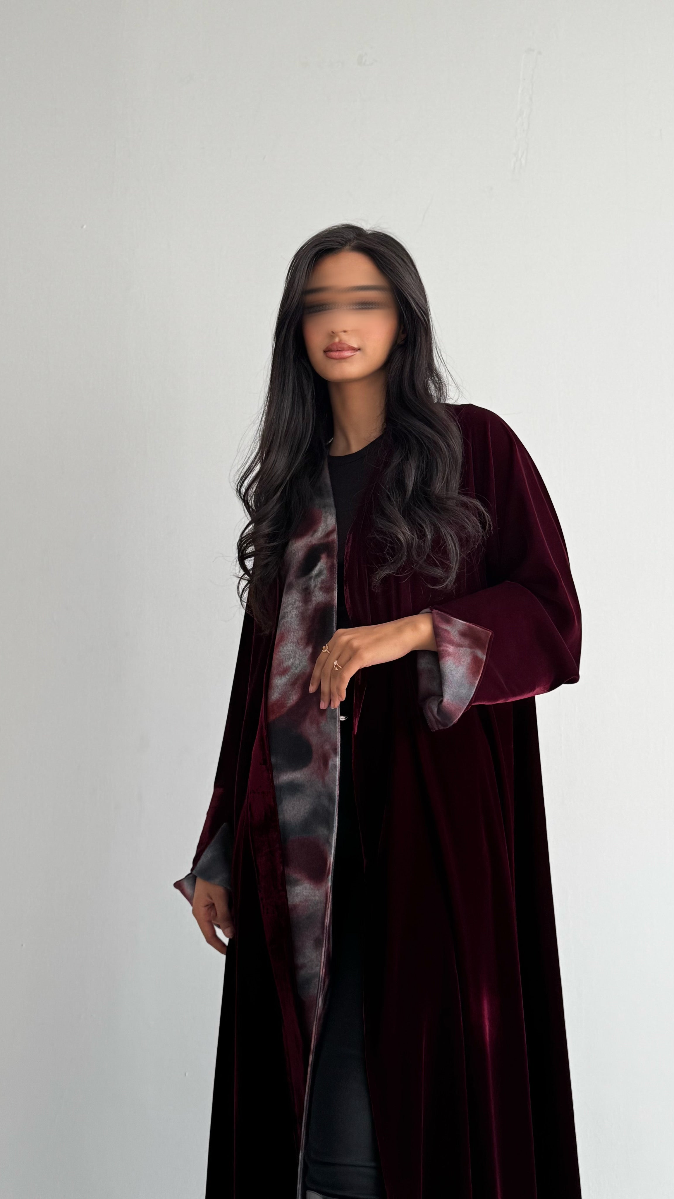 MW1846 - عباية مخمل فاخرة بتصميم قطعتين من الصوف الطباعة تمنحك اطلالة راقية وعصرية