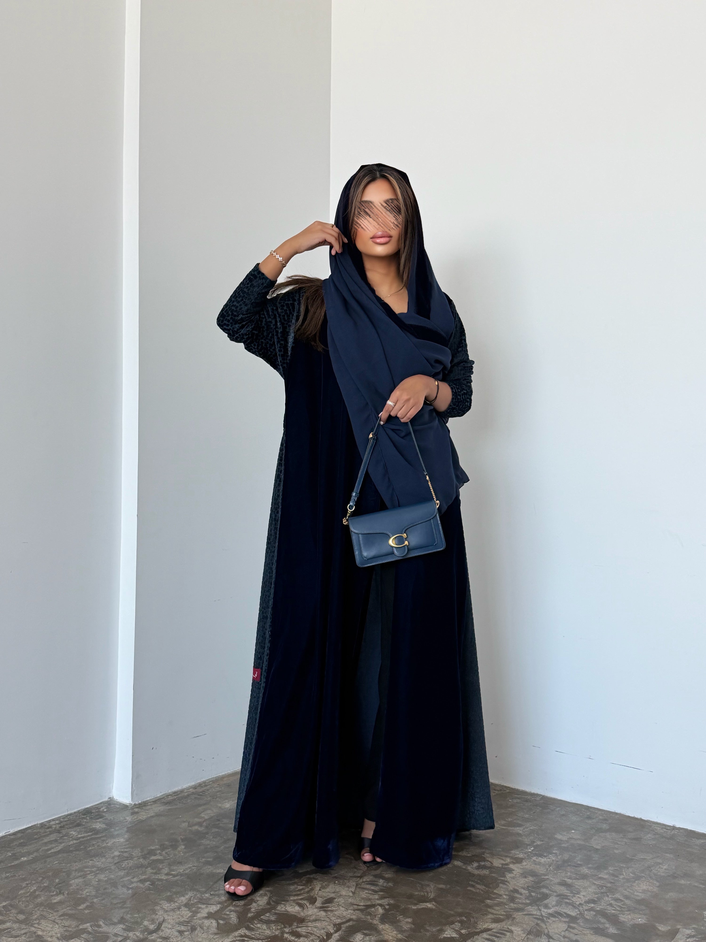 MWT954 - عباية مخمل مع تدخيلة لمعه بالاكمام والجوانب