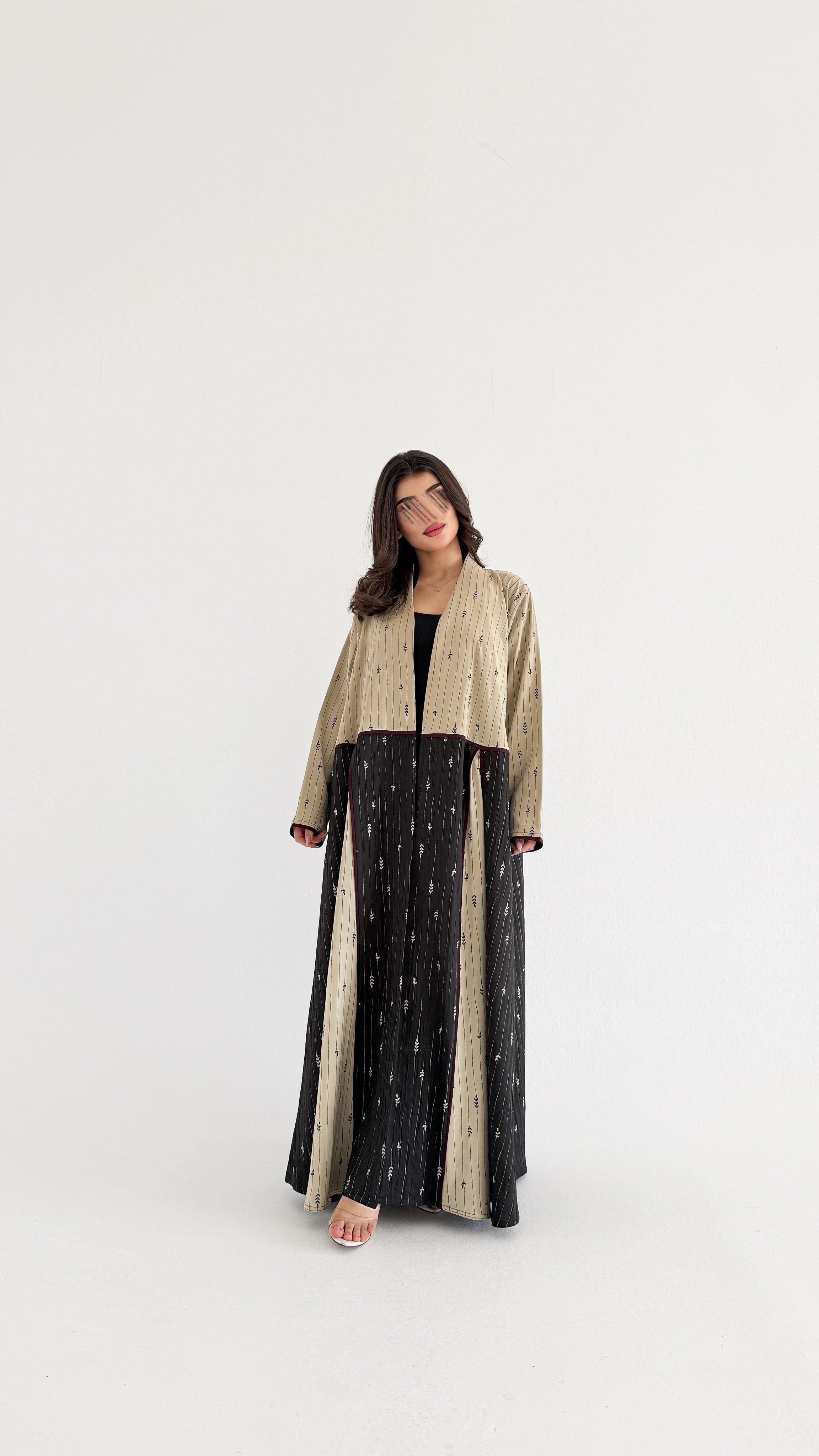 MW2093 - عباية كريب  أنيقة بقصّة نص كلوش عصرية. - Aya