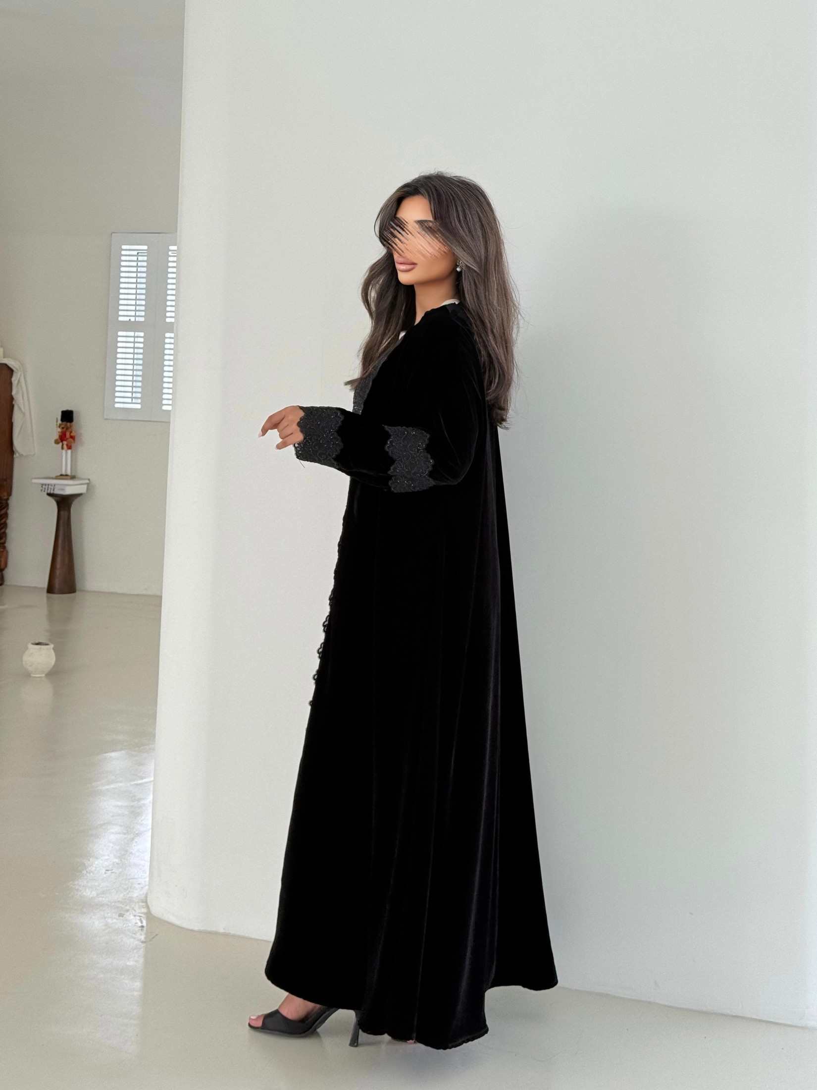 MWT972 - عباية مخمل مع اضافة كلفه اسود لمعة - Aya