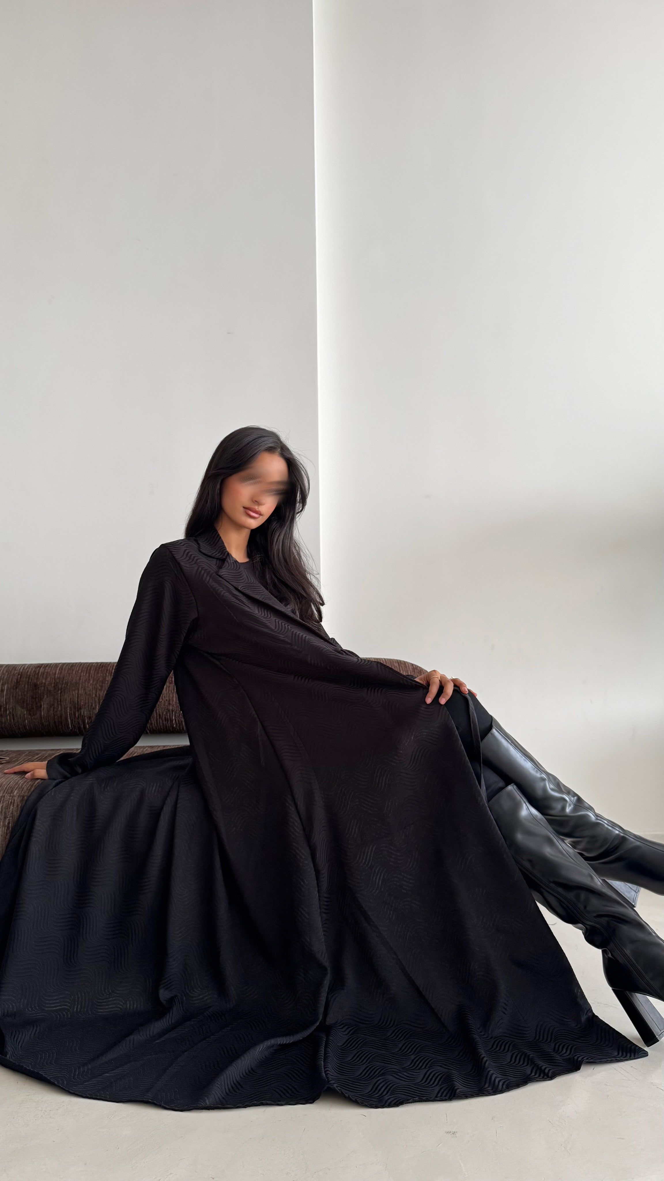 MW1844 - عباية جاكار فاخرة بتصميم ياقة بليزر ناعم مع ربطة أمامية تمنحك إطلالة راقية وعصرية - Aya