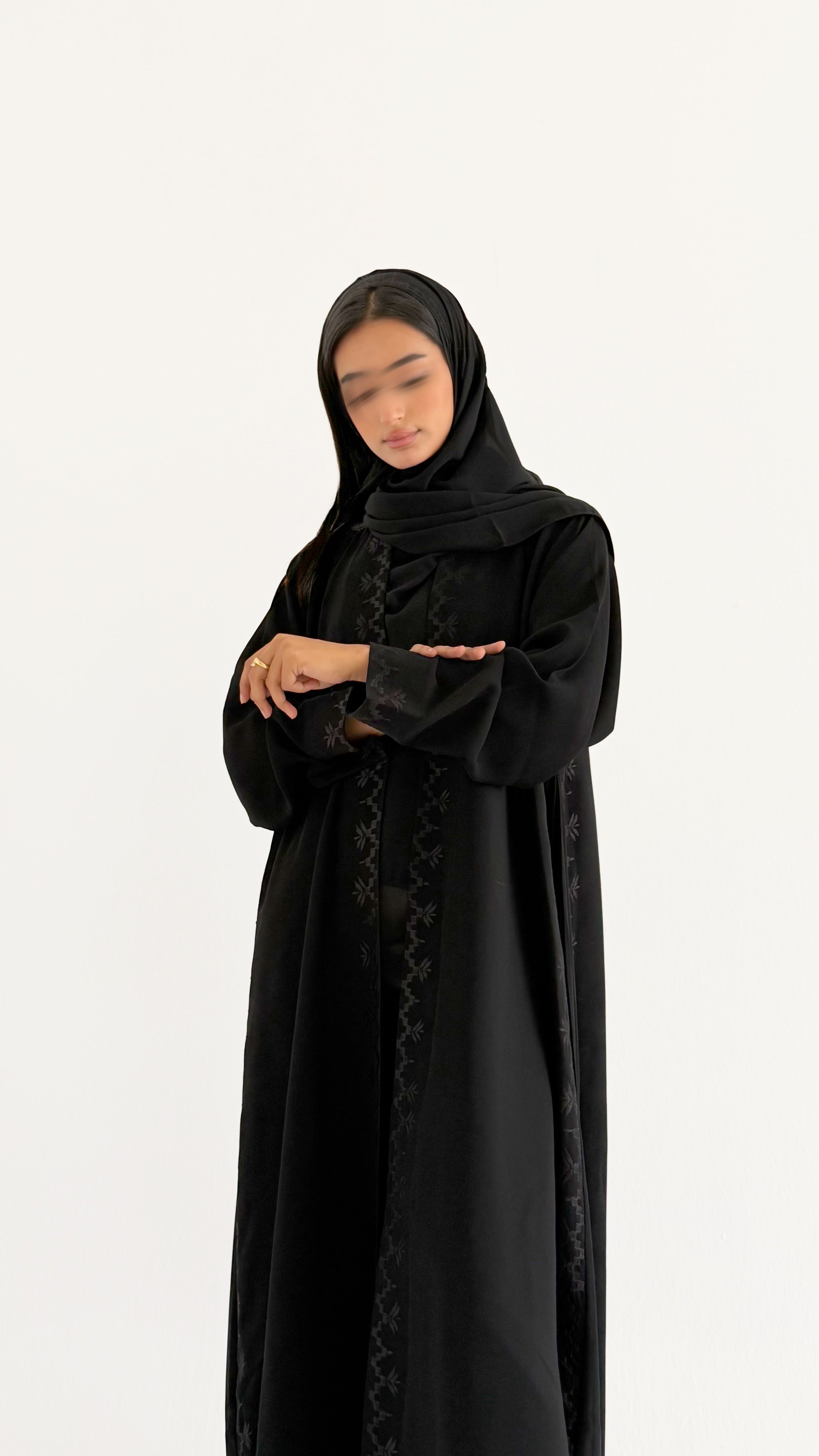 MW1813 - عباية السراميك الملكية بتفاصيل مطرزة