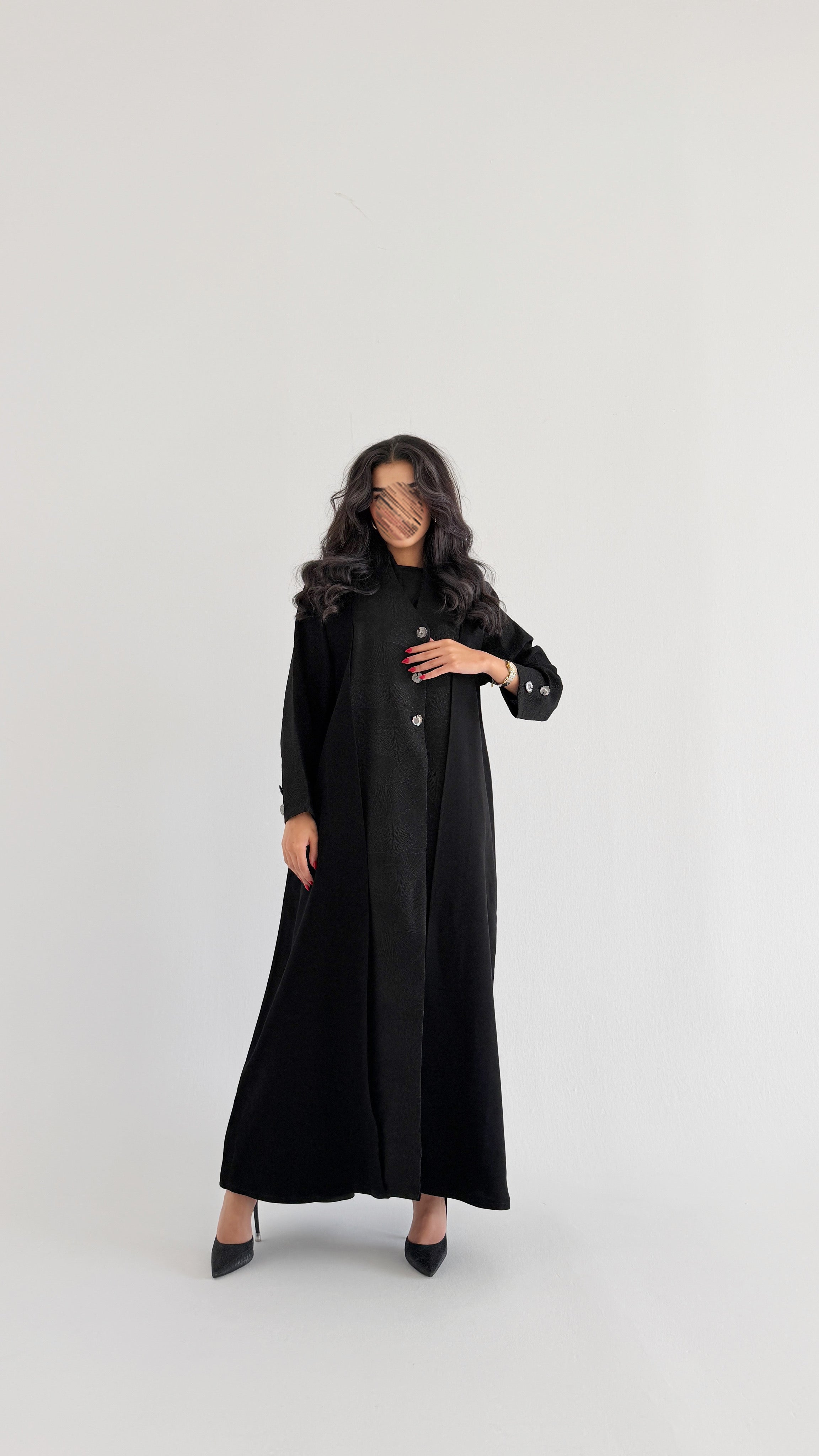 MW2043 - عباية كريب من الجوانب مع اضافه قماش جاكار على الاكمام وتركيب الازرار - Aya