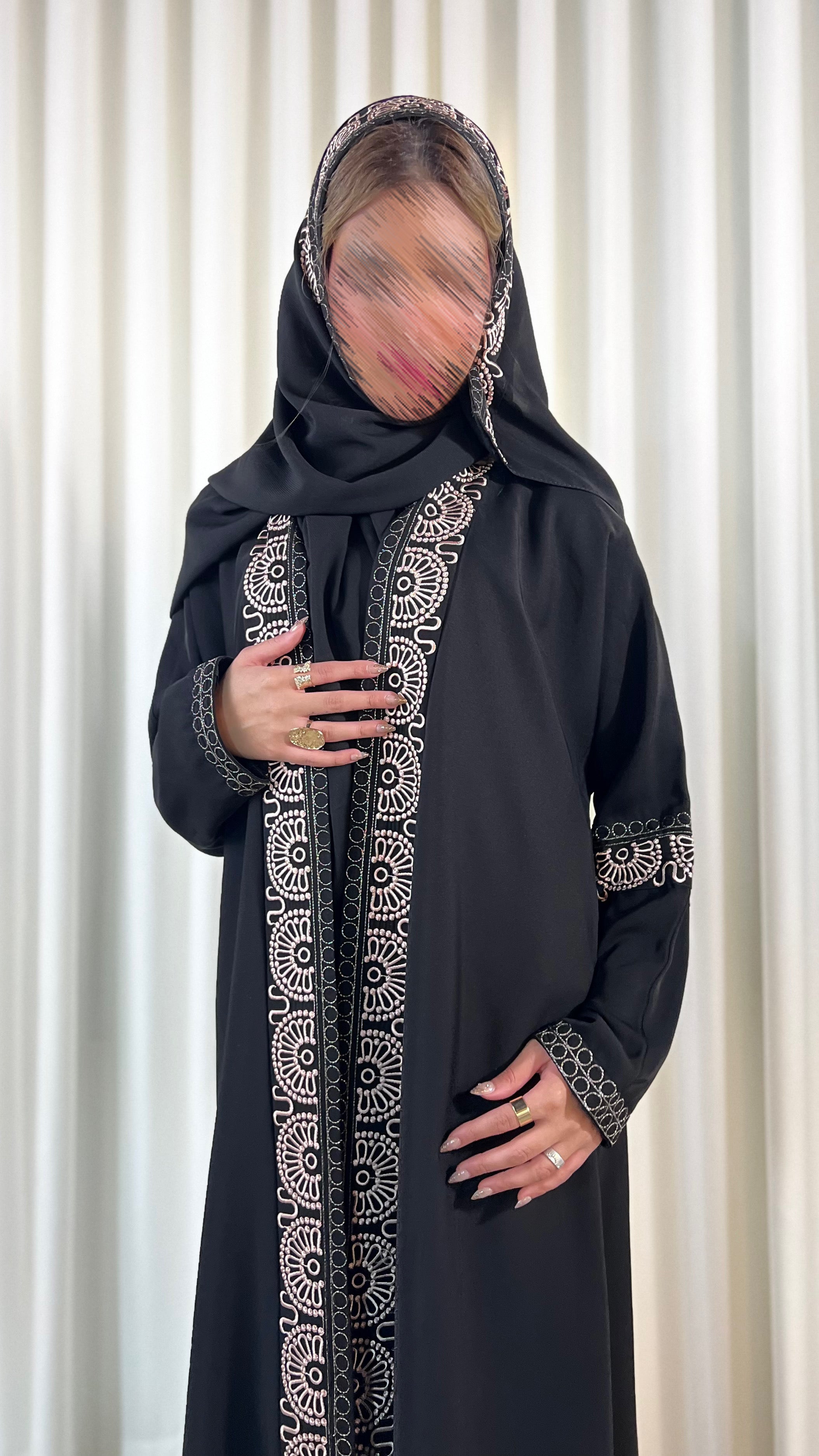 MWT440  - عباية سودا مع تطريز زهري فاتح