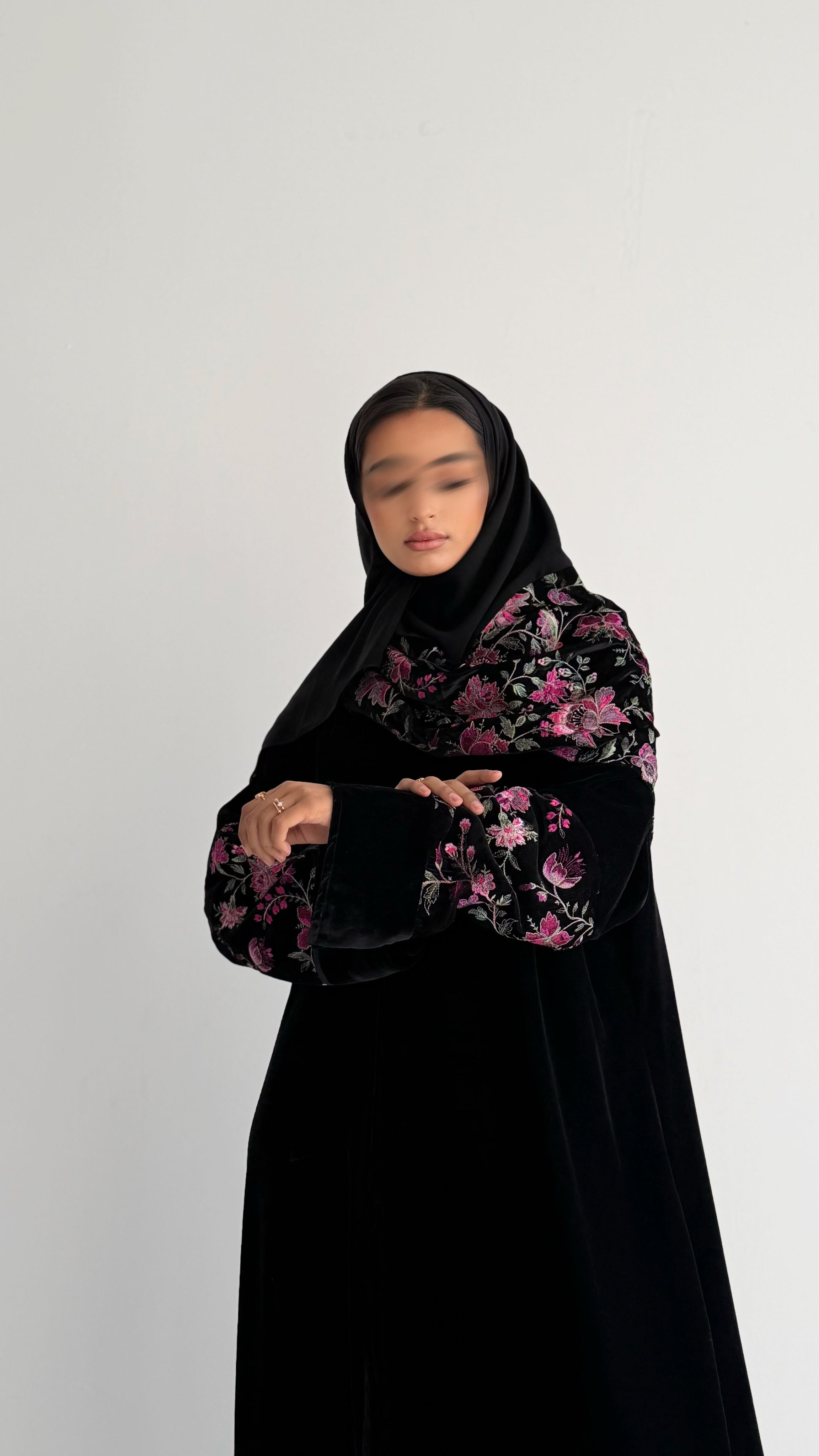 MWT815 - عباية مخمل بتدخيلة زهور بالأكمام|Floral Velvet Abaya - Aya