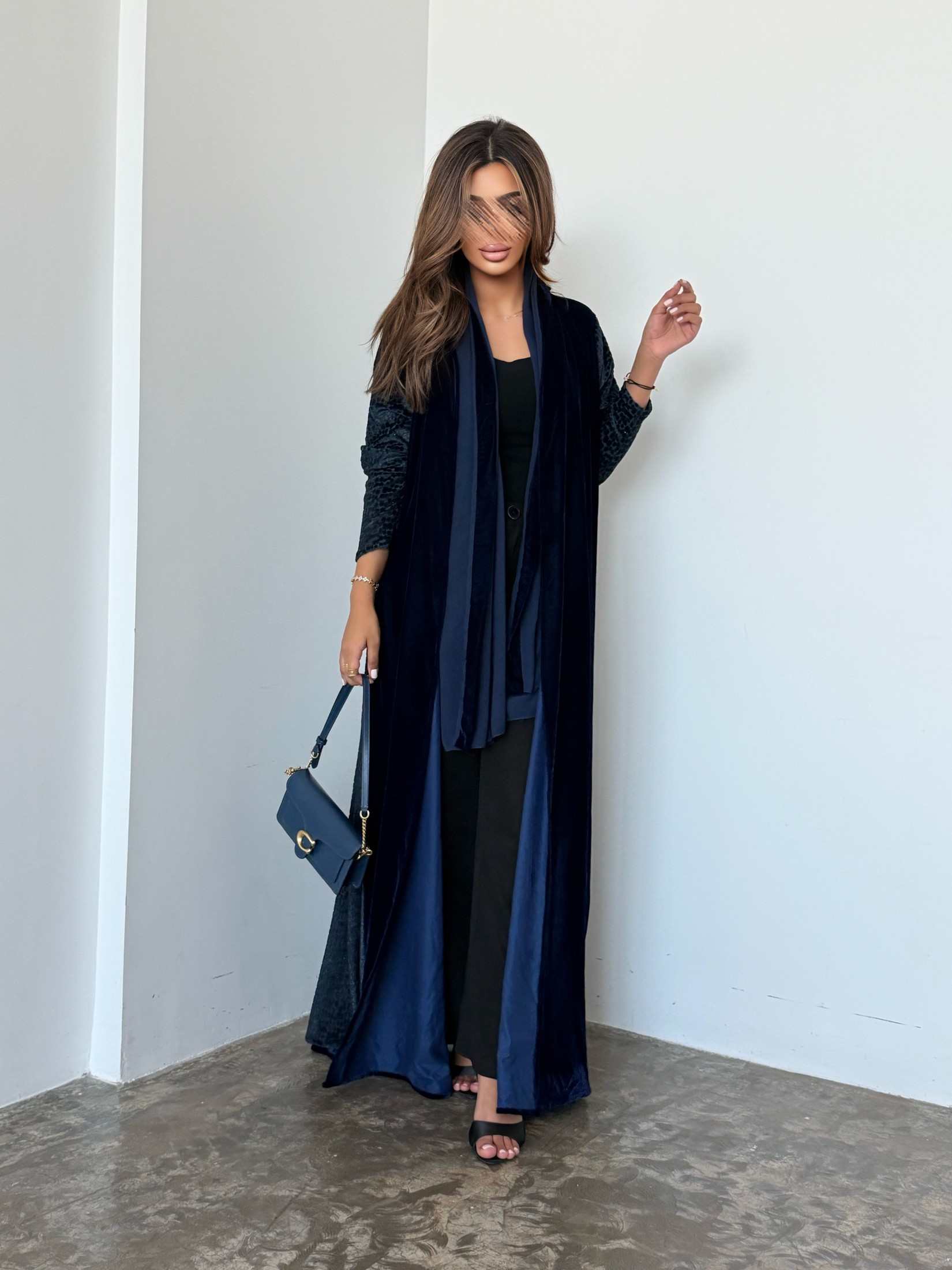 MWT954 - عباية مخمل مع تدخيلة لمعه بالاكمام والجوانب - Aya