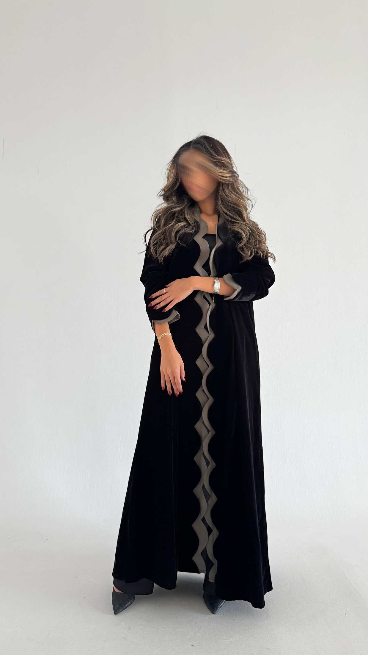 MWT539 - عباية مخمل أسود مع زيتي فاتح - Aya